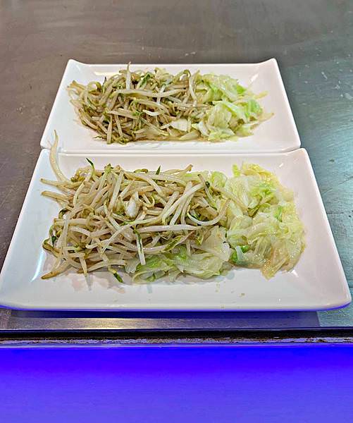 川品鐵板燒18高麗菜與豆芽菜.jpg