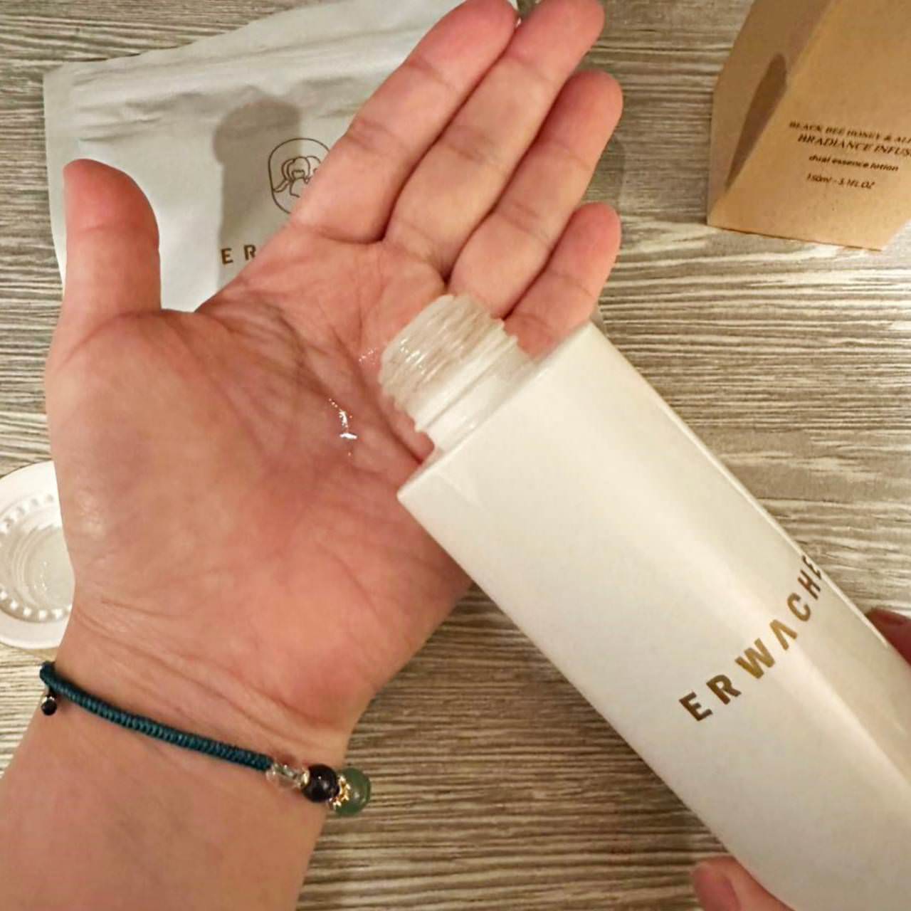 換季保養推薦|Erwachen醒寤黑蜂蜜玫瑰激光煥采活膚露|完美黃金油水比例,調理肌膚油水平衡! - 第5張圖 換季保養推薦|Erwachen醒寤黑蜂蜜玫瑰激光煥采活膚露|完美黃金油水比例,調理肌膚油水平衡!