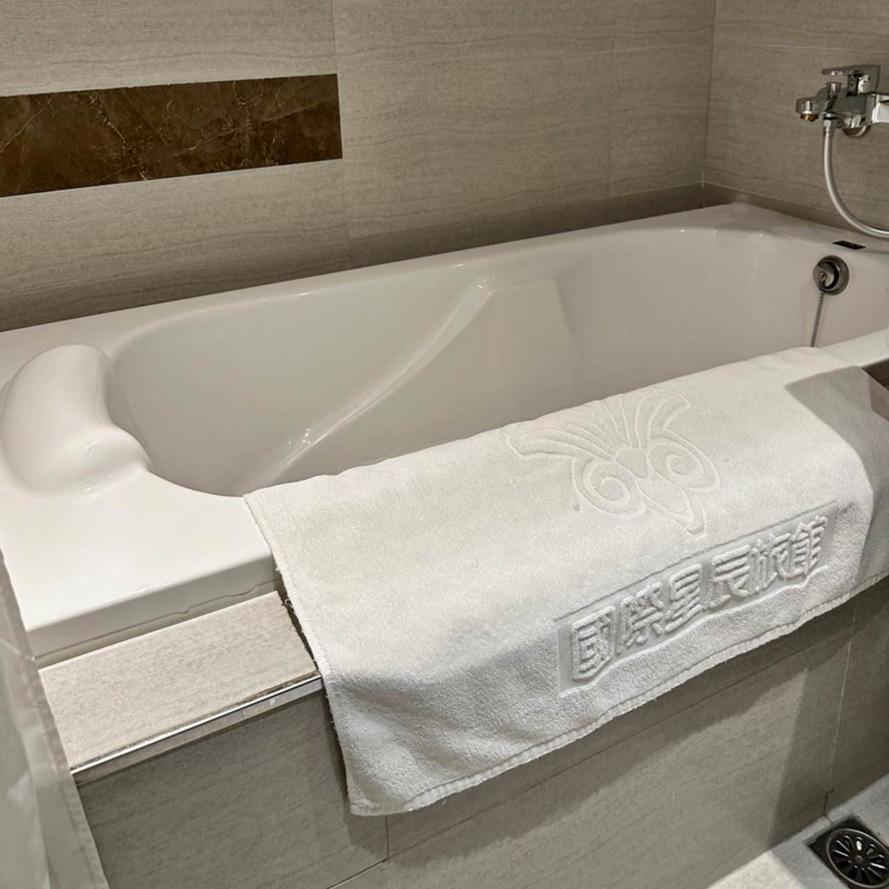 高雄火車站住宿｜高雄國際星辰旅館International Citizen Hotel｜距離「高雄火車站」車程5分鐘，鄰近三民夜市商圈，享受微醺時光之商務度假旅館入住心得分享