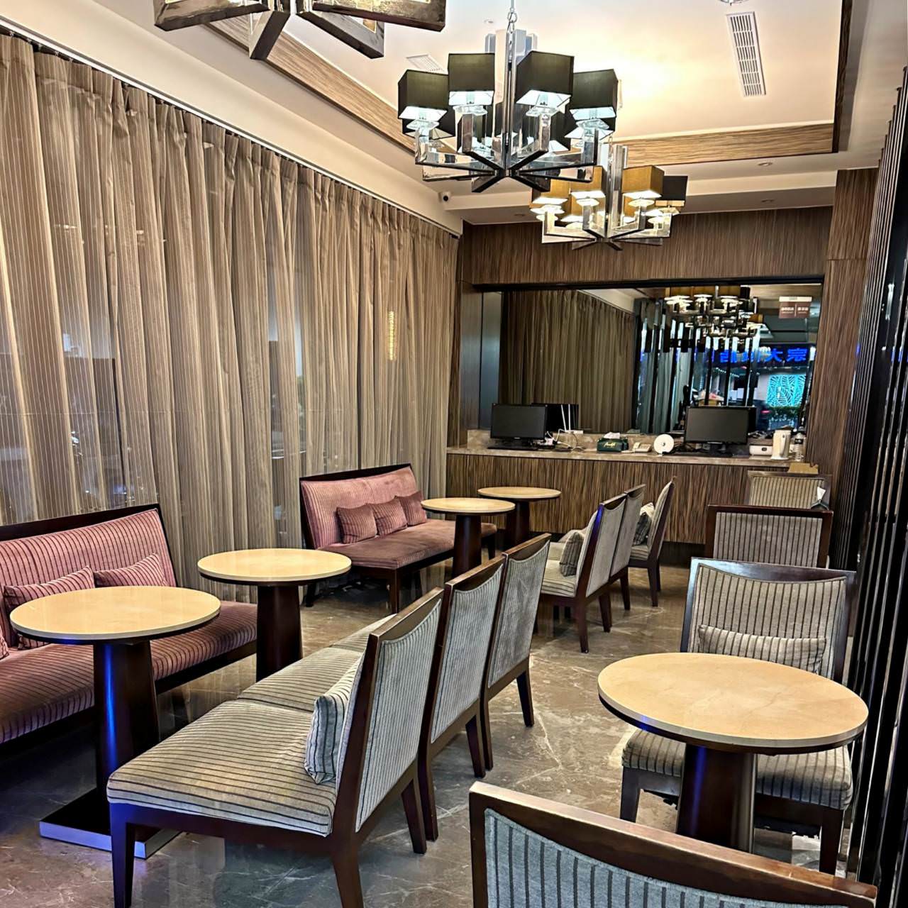 高雄火車站住宿｜高雄國際星辰旅館International Citizen Hotel｜距離「高雄火車站」車程5分鐘，鄰近三民夜市商圈，享受微醺時光之商務度假旅館入住心得分享