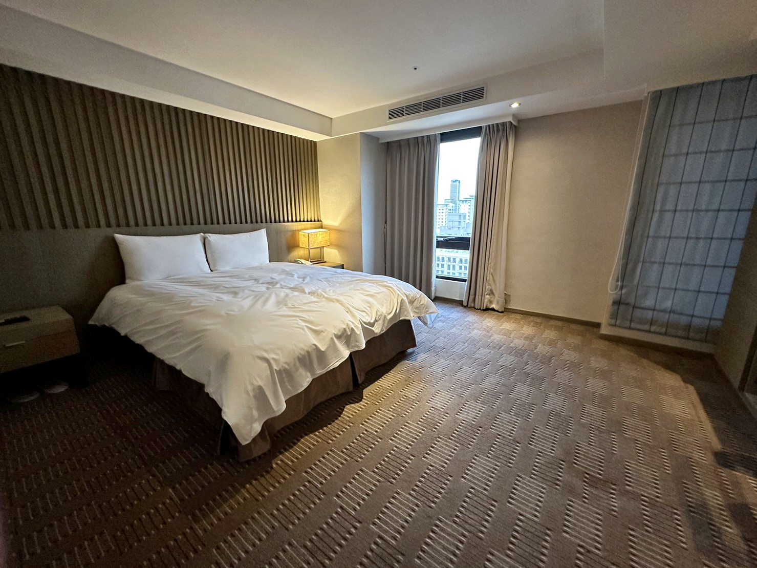 高雄火車站住宿｜高雄國際星辰旅館International Citizen Hotel｜距離「高雄火車站」車程5分鐘，鄰近三民夜市商圈，享受微醺時光之商務度假旅館入住心得分享