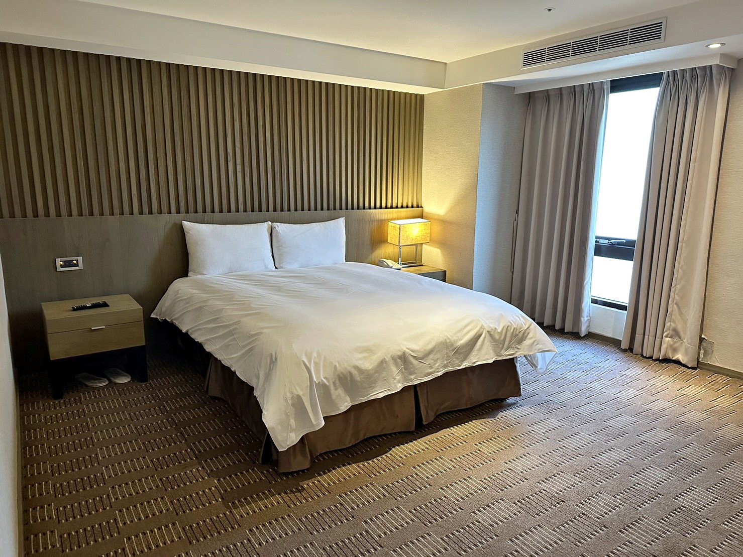 高雄火車站住宿｜高雄國際星辰旅館International Citizen Hotel｜距離「高雄火車站」車程5分鐘，鄰近三民夜市商圈，享受微醺時光之商務度假旅館入住心得分享