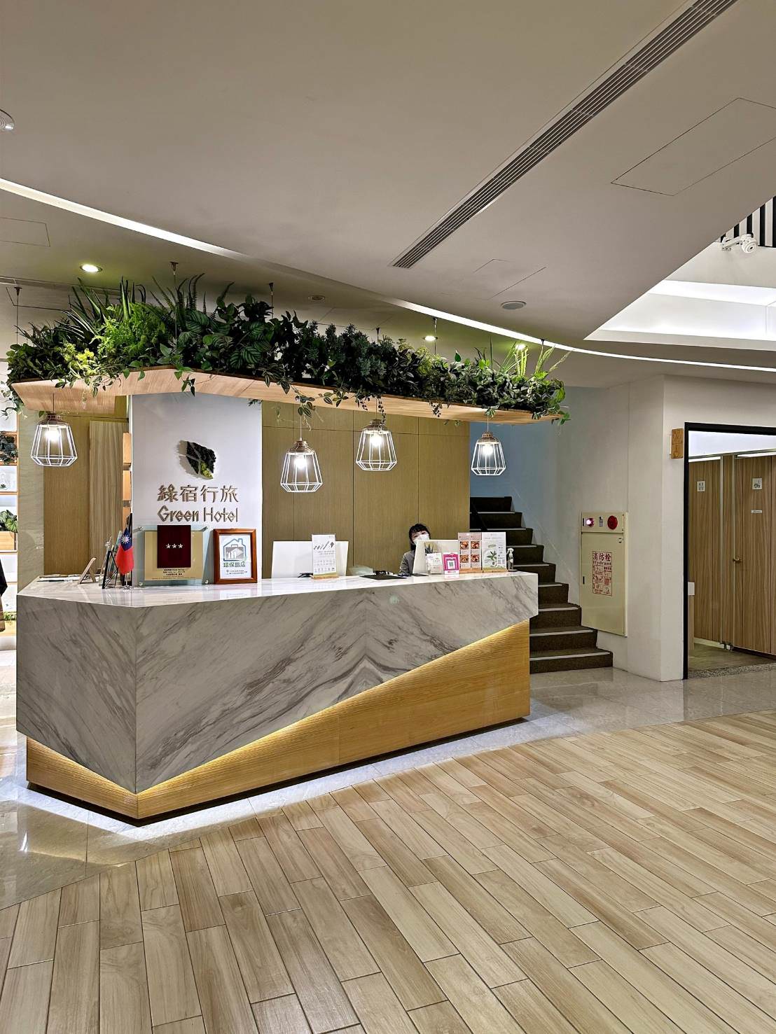 台中西區住宿推薦|綠宿行旅Green Hotel|心之光牆全台獨家室內煙火、戶外停車場與免費洗衣機,打造綠意迷人休憩空間之綠宿行旅入住心得分享! - 第13張圖 台中西區住宿推薦|綠宿行旅Green Hotel|心之光牆全台獨家室內煙火、戶外停車場與免費洗衣機,打造綠意迷人休憩空間之綠宿行旅入住心得分享!