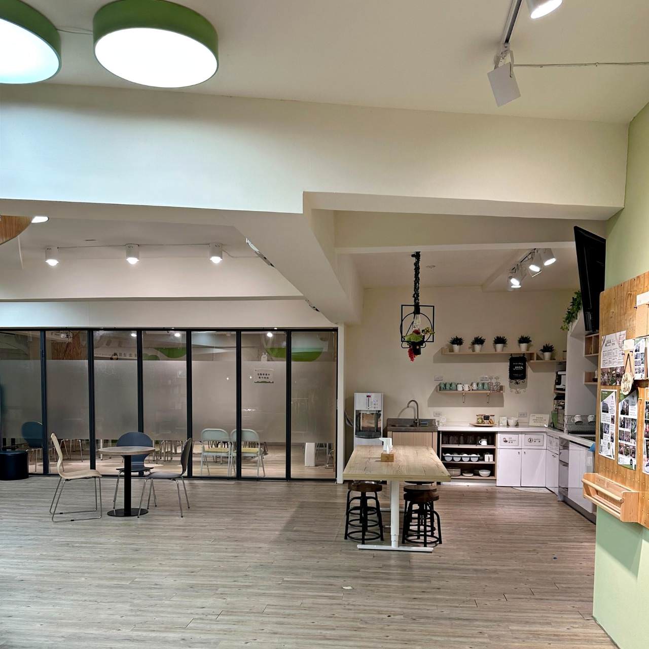 台中西屯區住宿推薦|台中逢甲住宿.葉綠宿旅館Green Hotel|室內就能享受採光、綠意與日光窗景,距離逢甲夜市步行不到5分鐘,吃喝玩樂生活機能方便之逢甲葉綠宿旅館入住心得分享! - 第41張圖 台中西屯區住宿推薦|台中逢甲住宿.葉綠宿旅館Green Hotel|室內就能享受採光、綠意與日光窗景,距離逢甲夜市步行不到5分鐘,吃喝玩樂生活機能方便之逢甲葉綠宿旅館入住心得分享!