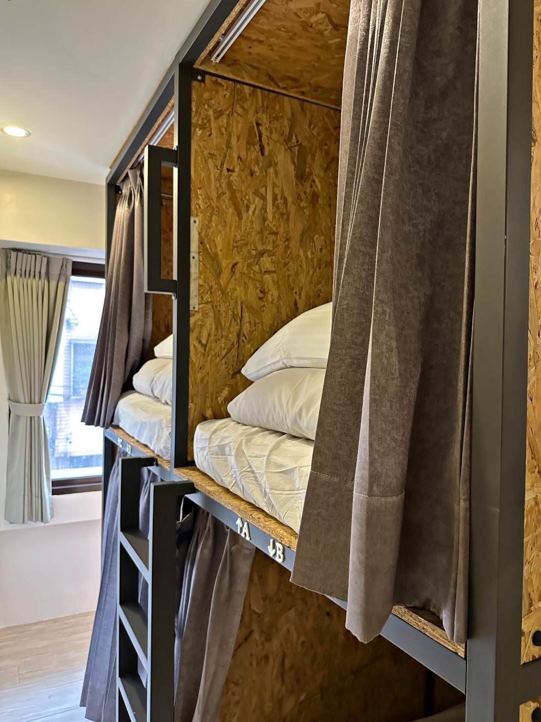 台中市西屯區住宿推薦｜台中逢甲住宿．葉綠宿旅館Green Hotel｜步行逢甲夜市，電梯豪華四人房一泊一食，逢甲吃喝玩樂、生活機能便利入住心得分享！