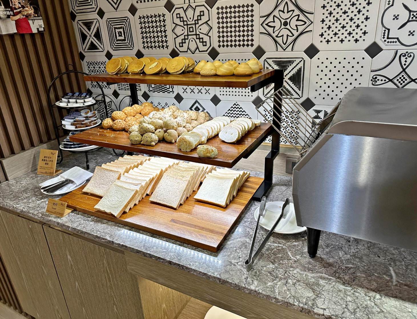 嘉義文化路夜市住宿|蘭桂坊花園酒店|緊臨文化路觀光夜市,自助式早餐吃到飽美味浮誇,體驗慵懶舒適的放鬆氛圍之蘭桂坊花園酒店入住心得分享! - 第35張圖 嘉義文化路夜市住宿|蘭桂坊花園酒店|緊臨文化路觀光夜市,自助式早餐吃到飽美味浮誇,體驗慵懶舒適的放鬆氛圍之蘭桂坊花園酒店入住心得分享!