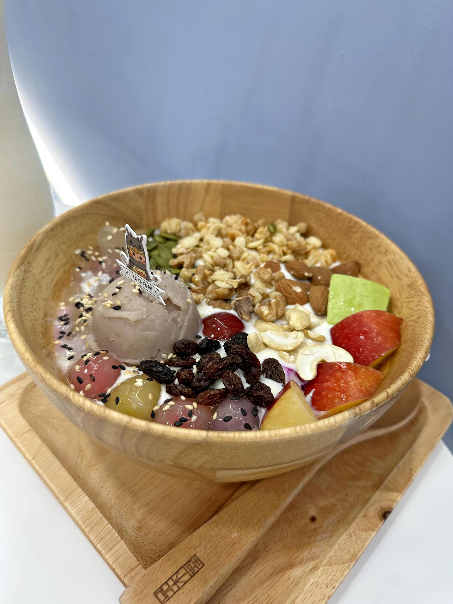 台南創意料理｜台南中西區Buy a goods百合穀室西門創始店｜自選酸奶水果撈口味，好吃又好看的酸奶、水果與穀物之美食饗宴！