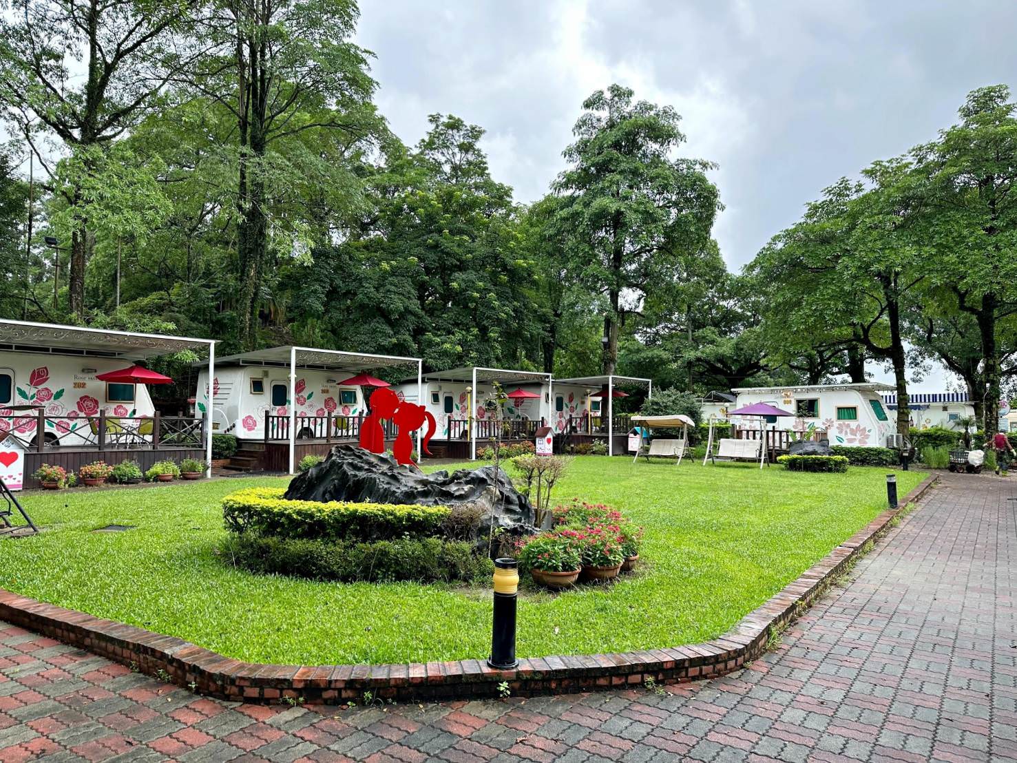 嘉義縣中埔鄉住宿推薦|詩情花園渡假村露營車—阿里山下|離嘉義市僅20分鐘車程,豪華露營車內有衛浴,遠離都市塵囂,體驗不同凡響的住宿之露營車入住心得分享! - 第86張圖 嘉義縣中埔鄉住宿推薦|詩情花園渡假村露營車—阿里山下|離嘉義市僅20分鐘車程,豪華露營車內有衛浴,遠離都市塵囂,體驗不同凡響的住宿之露營車入住心得分享!