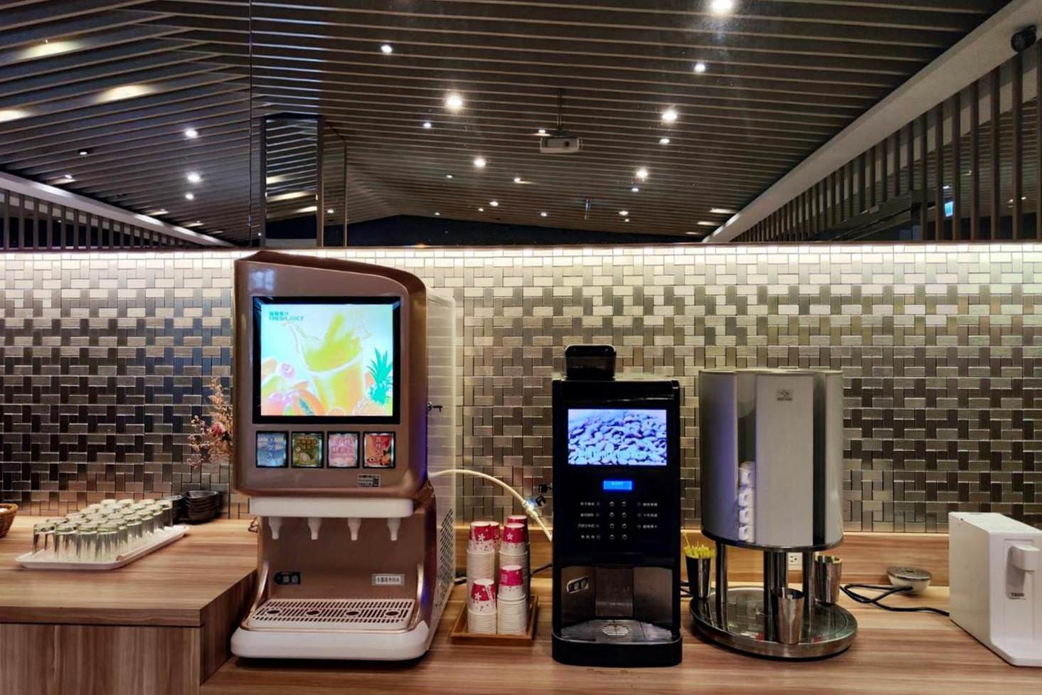 嘉義市泳池飯店住宿｜尊皇大飯店｜距離文化路觀光夜市10分鐘，設施設備一應俱全，附設自助早餐、精緻鍋物、露天泳池、景觀酒吧之尊皇大飯店入住心得分享！