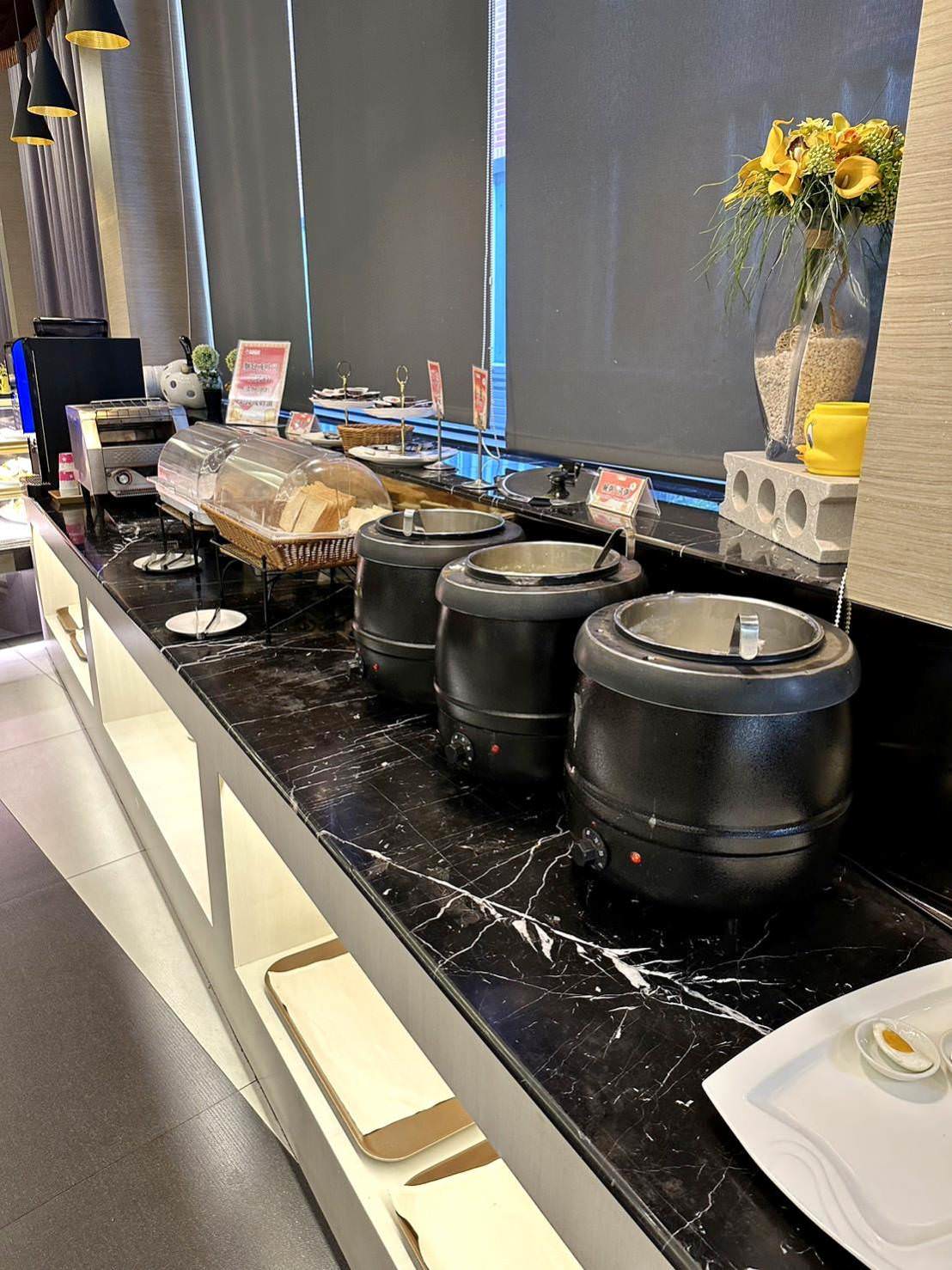 嘉義市泳池飯店住宿｜尊皇大飯店｜距離文化路觀光夜市10分鐘，設施設備一應俱全，附設自助早餐、精緻鍋物、露天泳池、景觀酒吧之尊皇大飯店入住心得分享！