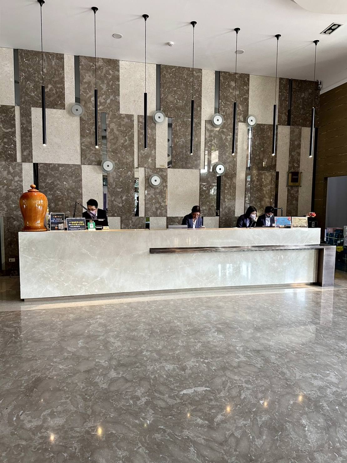 嘉義市泳池飯店住宿｜尊皇大飯店｜距離文化路觀光夜市10分鐘，設施設備一應俱全，附設自助早餐、精緻鍋物、露天泳池、景觀酒吧之尊皇大飯店入住心得分享！