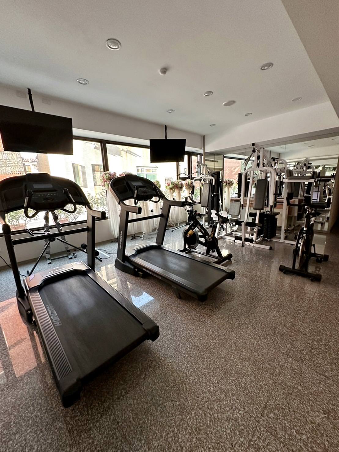 嘉義市泳池飯店住宿｜尊皇大飯店｜距離文化路觀光夜市10分鐘，設施設備一應俱全，附設自助早餐、精緻鍋物、露天泳池、景觀酒吧之尊皇大飯店入住心得分享！