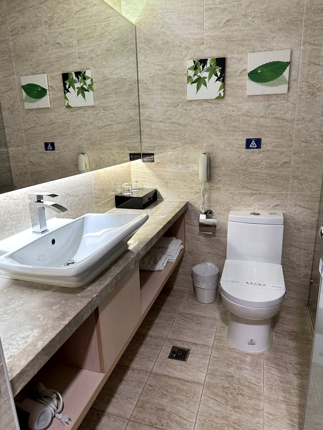 嘉義市泳池飯店住宿｜尊皇大飯店｜距離文化路觀光夜市10分鐘，設施設備一應俱全，附設自助早餐、精緻鍋物、露天泳池、景觀酒吧之尊皇大飯店入住心得分享！