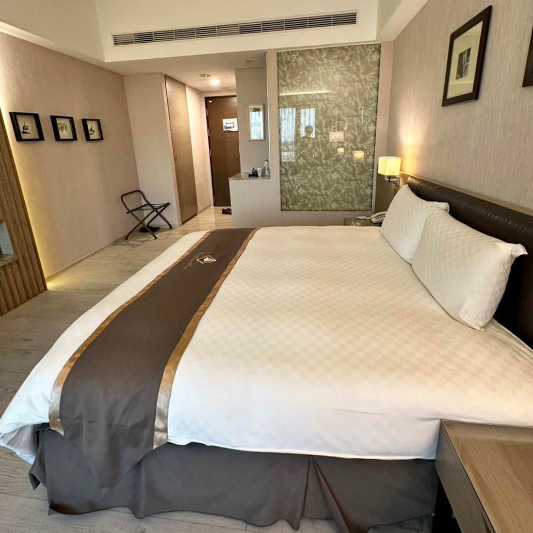 嘉義市泳池飯店住宿｜尊皇大飯店｜距離文化路觀光夜市10分鐘，設施設備一應俱全，附設自助早餐、精緻鍋物、露天泳池、景觀酒吧之尊皇大飯店入住心得分享！