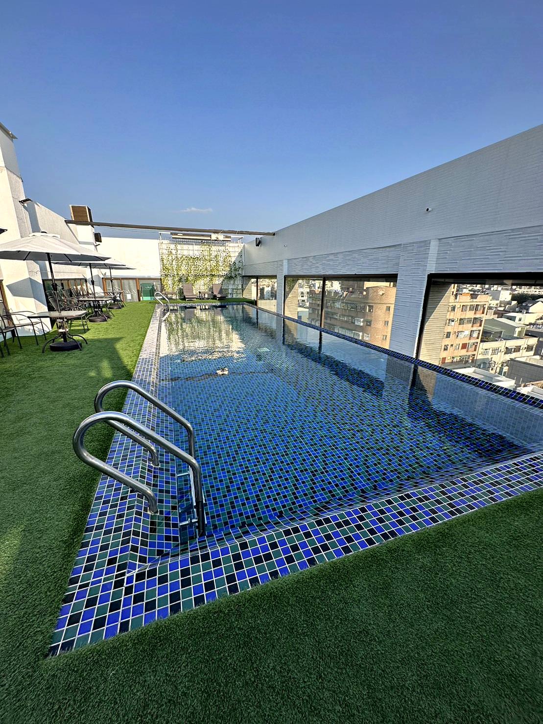 嘉義市泳池飯店住宿｜尊皇大飯店｜距離文化路觀光夜市10分鐘，設施設備一應俱全，附設自助早餐、精緻鍋物、露天泳池、景觀酒吧之尊皇大飯店入住心得分享！