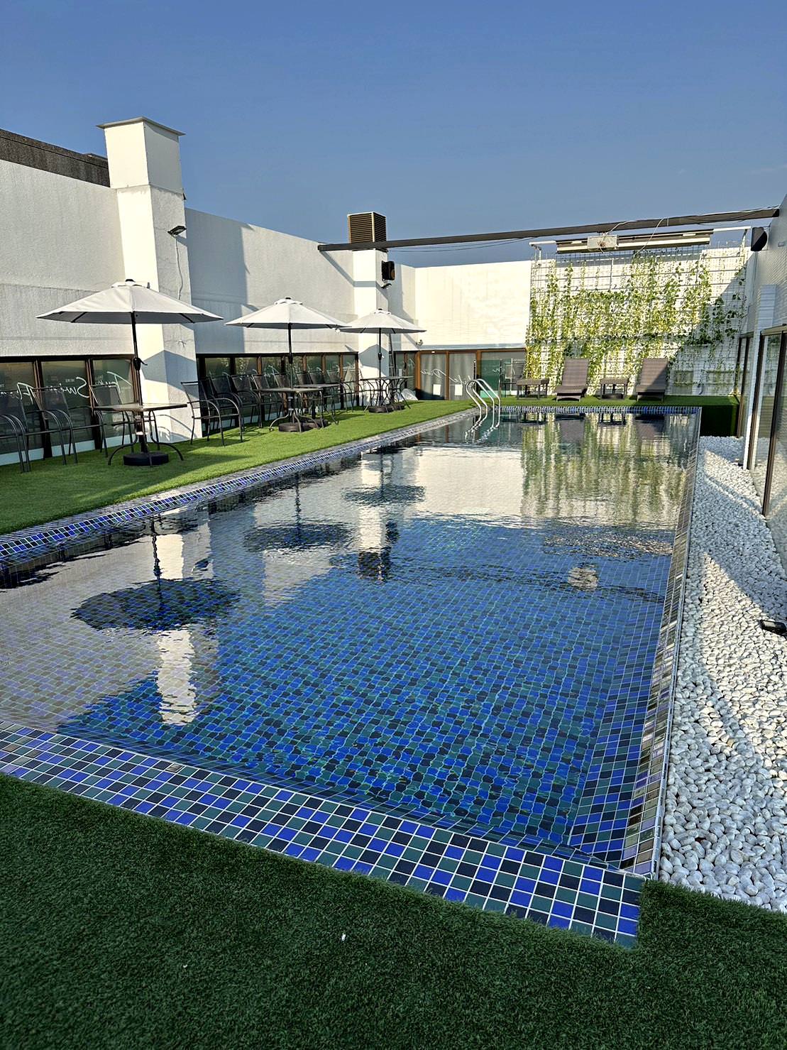 嘉義市泳池飯店住宿｜尊皇大飯店｜距離文化路觀光夜市10分鐘，設施設備一應俱全，附設自助早餐、精緻鍋物、露天泳池、景觀酒吧之尊皇大飯店入住心得分享！