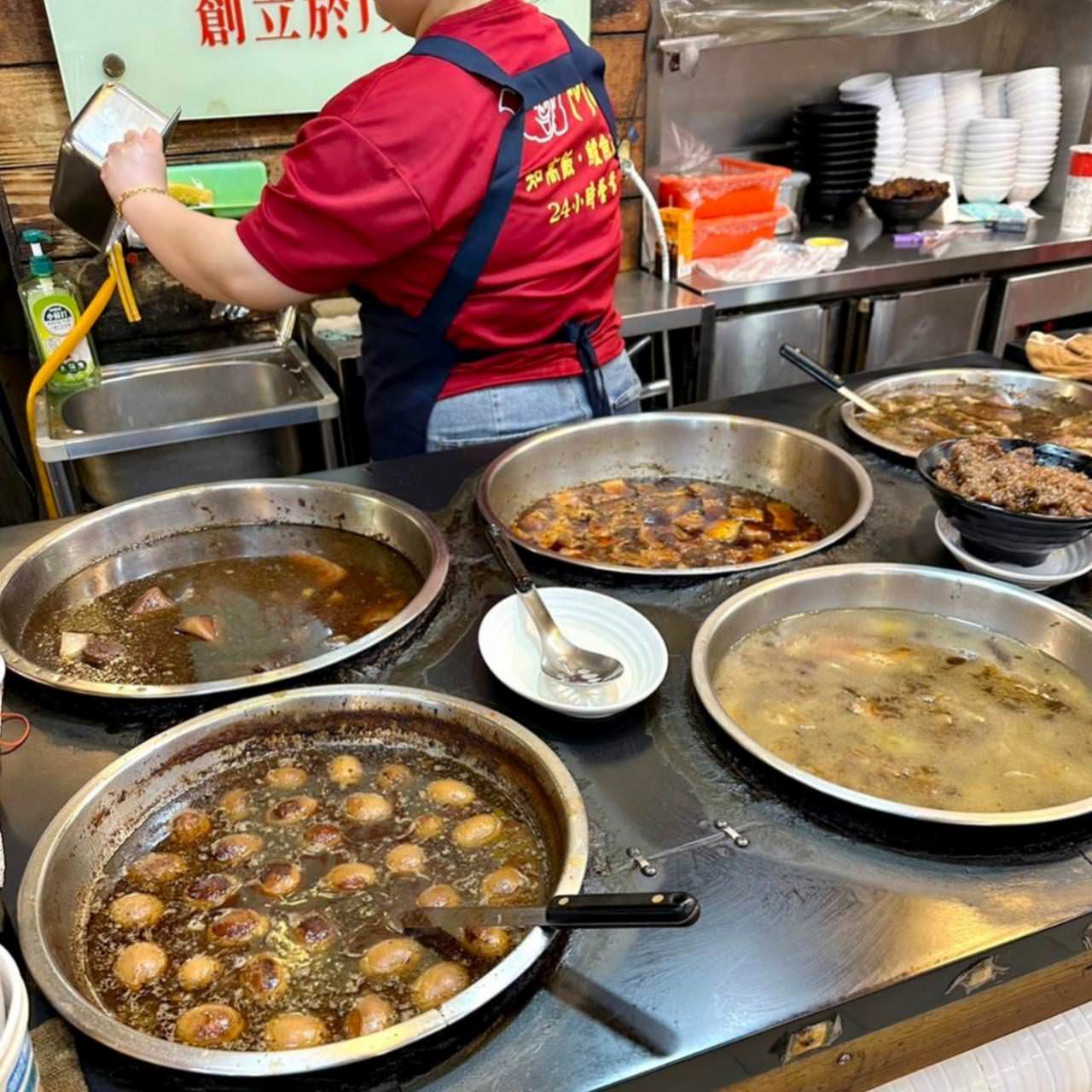 台北美食|台北市萬華區阿鴻知高飯鱸魚湯|開業超過50年以上,位於廣州街觀光夜市,24小時營業平價小吃,古早味煮法手工切肉之美食饗宴! - 第11張圖 台北美食|台北市萬華區阿鴻知高飯鱸魚湯|開業超過50年以上,位於廣州街觀光夜市,24小時營業平價小吃,古早味煮法手工切肉之美食饗宴!