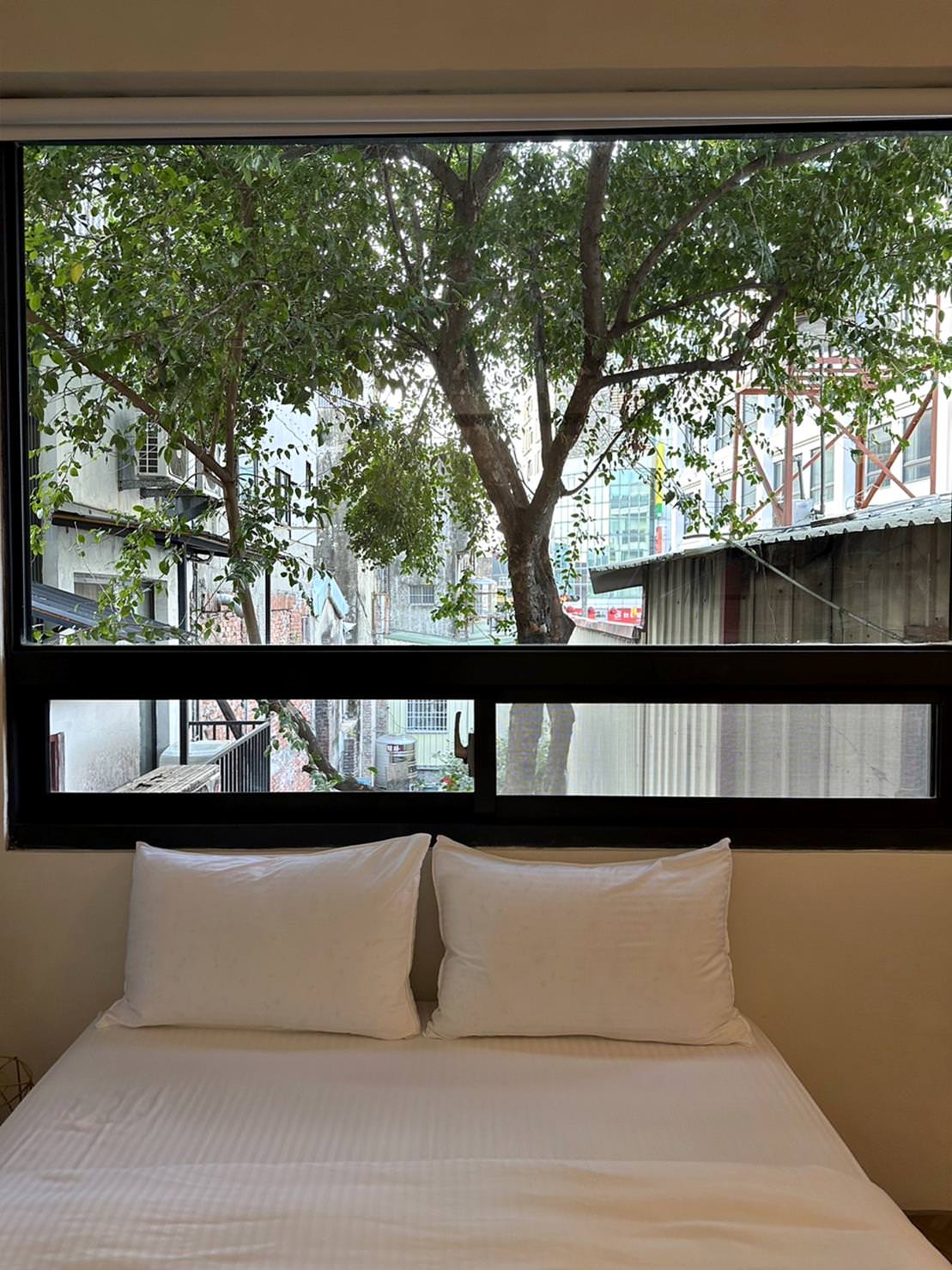 台南中西區民宿|我願意台南民宿Yes Yes I am willing|每間房皆有對外窗,豪華房享日光窗景,庭樹綠映環繞,串聯日光灑落,台南特色民宿推薦我願意民宿! - 第17張圖 台南中西區民宿|我願意台南民宿Yes Yes I am willing|每間房皆有對外窗,豪華房享日光窗景,庭樹綠映環繞,串聯日光灑落,台南特色民宿推薦我願意民宿!