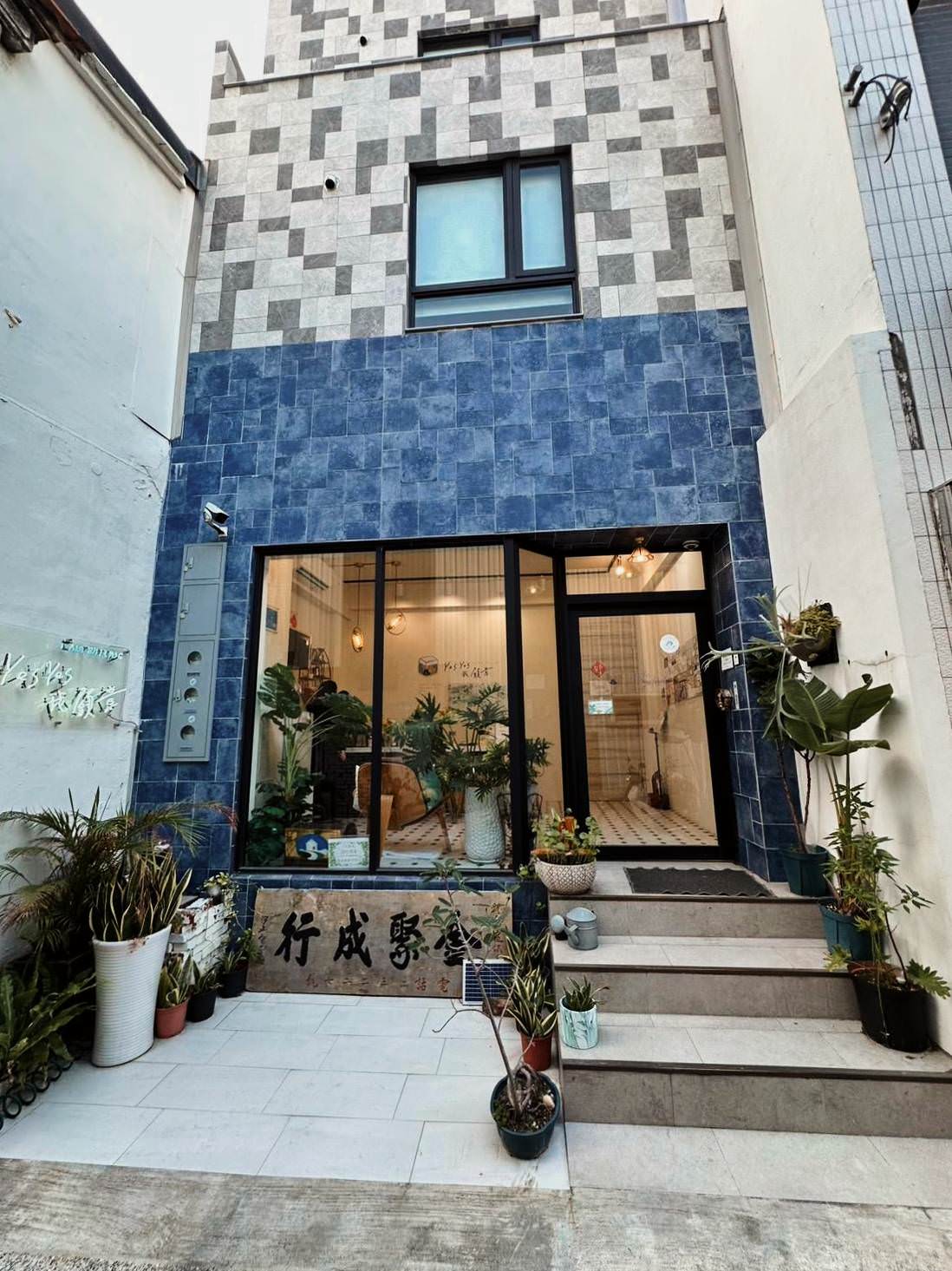 台南中西區民宿|我願意台南民宿Yes Yes I am willing|每間房皆有對外窗,豪華房享日光窗景,庭樹綠映環繞,串聯日光灑落,台南特色民宿推薦我願意民宿! - 第8張圖 台南中西區民宿|我願意台南民宿Yes Yes I am willing|每間房皆有對外窗,豪華房享日光窗景,庭樹綠映環繞,串聯日光灑落,台南特色民宿推薦我願意民宿!