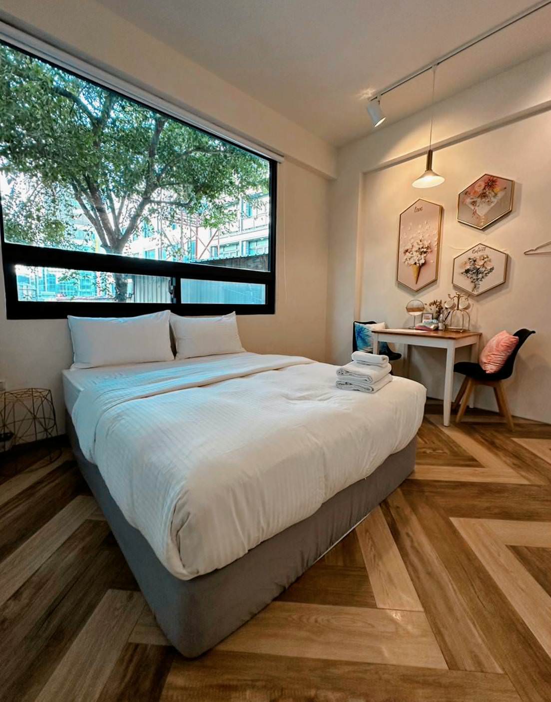 台南中西區民宿|我願意台南民宿Yes Yes I am willing|每間房皆有對外窗,豪華房享日光窗景,庭樹綠映環繞,串聯日光灑落,台南特色民宿推薦我願意民宿! - 第37張圖 台南中西區民宿|我願意台南民宿Yes Yes I am willing|每間房皆有對外窗,豪華房享日光窗景,庭樹綠映環繞,串聯日光灑落,台南特色民宿推薦我願意民宿!