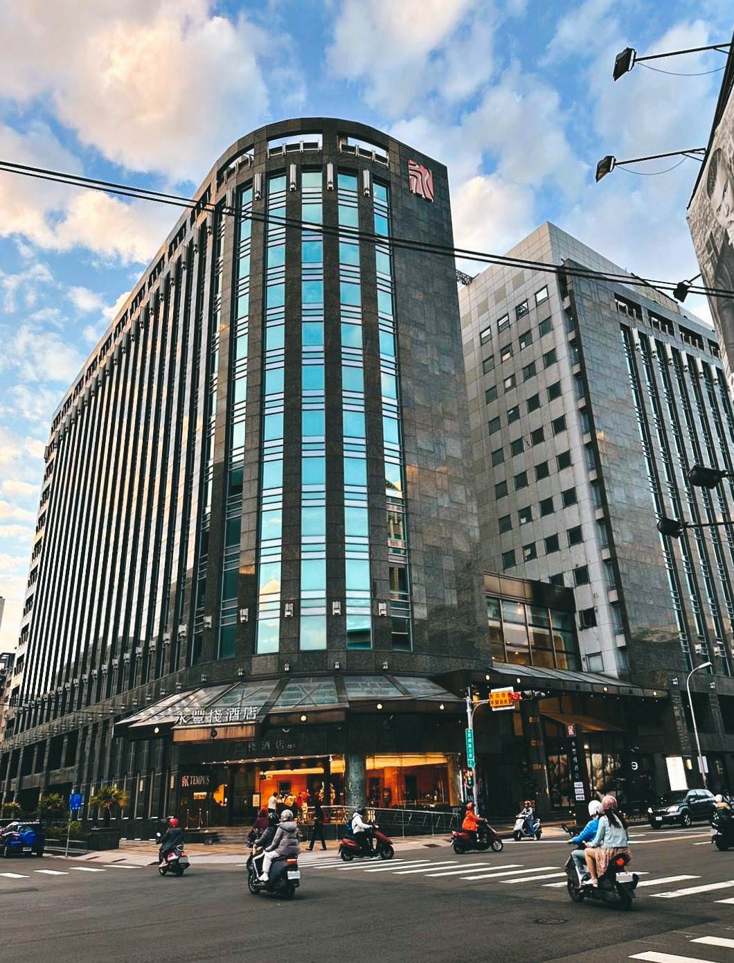 台中西屯區住宿推薦|台中五星級飯店永豐棧酒店|自助式早餐有牛肉湯、阿利海鮮海味超新鮮、下午茶美食饗宴應有盡有之永豐棧酒店入住心得分享! - 第5張圖 台中西屯區住宿推薦|台中五星級飯店永豐棧酒店|自助式早餐有牛肉湯、阿利海鮮海味超新鮮、下午茶美食饗宴應有盡有之永豐棧酒店入住心得分享!