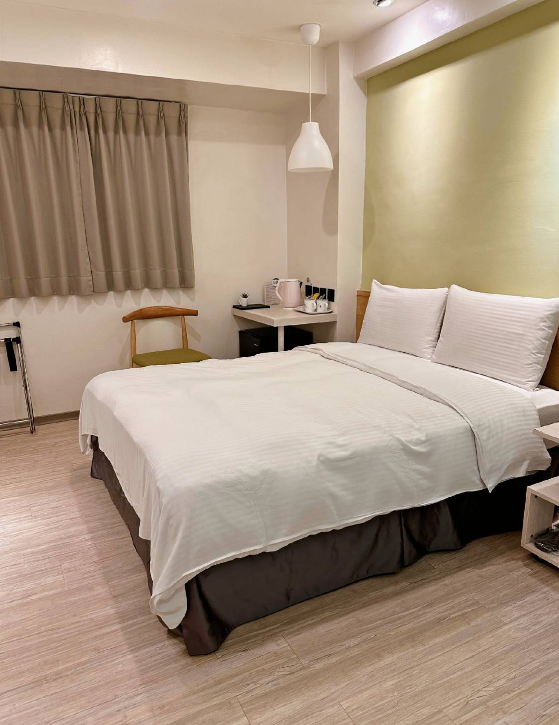 台中西屯區住宿推薦｜台中逢甲住宿．葉綠宿旅館Green Hotel｜二訪入住精緻雙人客房，有對外窗採光充足，公共空間綠意共鳴，距離逢甲夜市步行不到5分鐘，吃喝玩樂生活機能方便之逢甲葉綠宿旅館入住心得分享！