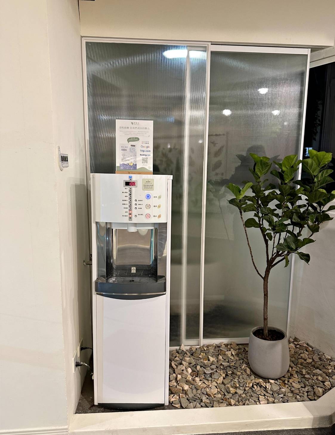 台中西屯區住宿推薦｜台中逢甲住宿．葉綠宿旅館Green Hotel｜二訪入住精緻雙人客房，有對外窗採光充足，公共空間綠意共鳴，距離逢甲夜市步行不到5分鐘，吃喝玩樂生活機能方便之逢甲葉綠宿旅館入住心得分享！