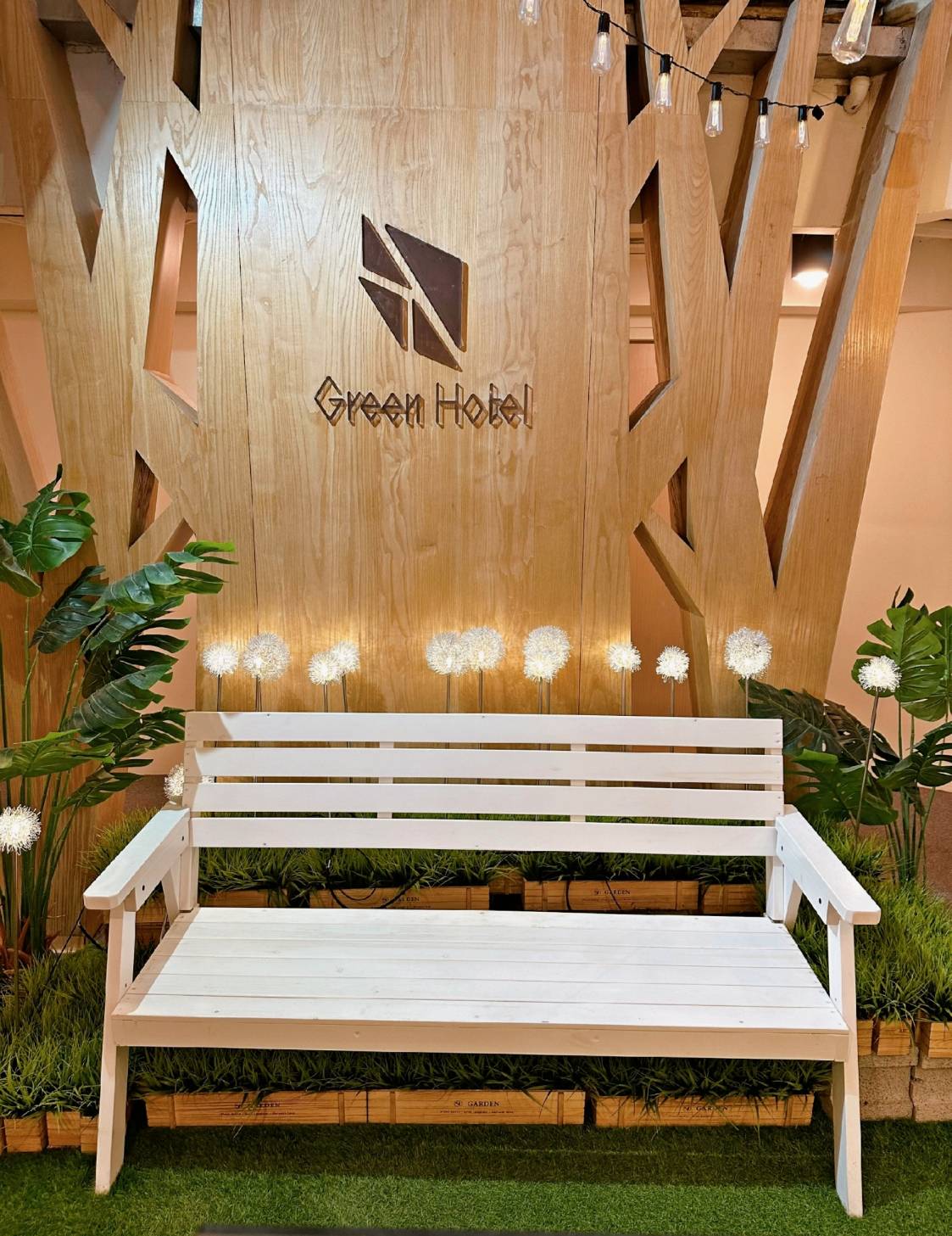 台中西屯區住宿推薦｜台中逢甲住宿．葉綠宿旅館Green Hotel｜二訪入住精緻雙人客房，有對外窗採光充足，公共空間綠意共鳴，距離逢甲夜市步行不到5分鐘，吃喝玩樂生活機能方便之逢甲葉綠宿旅館入住心得分享！