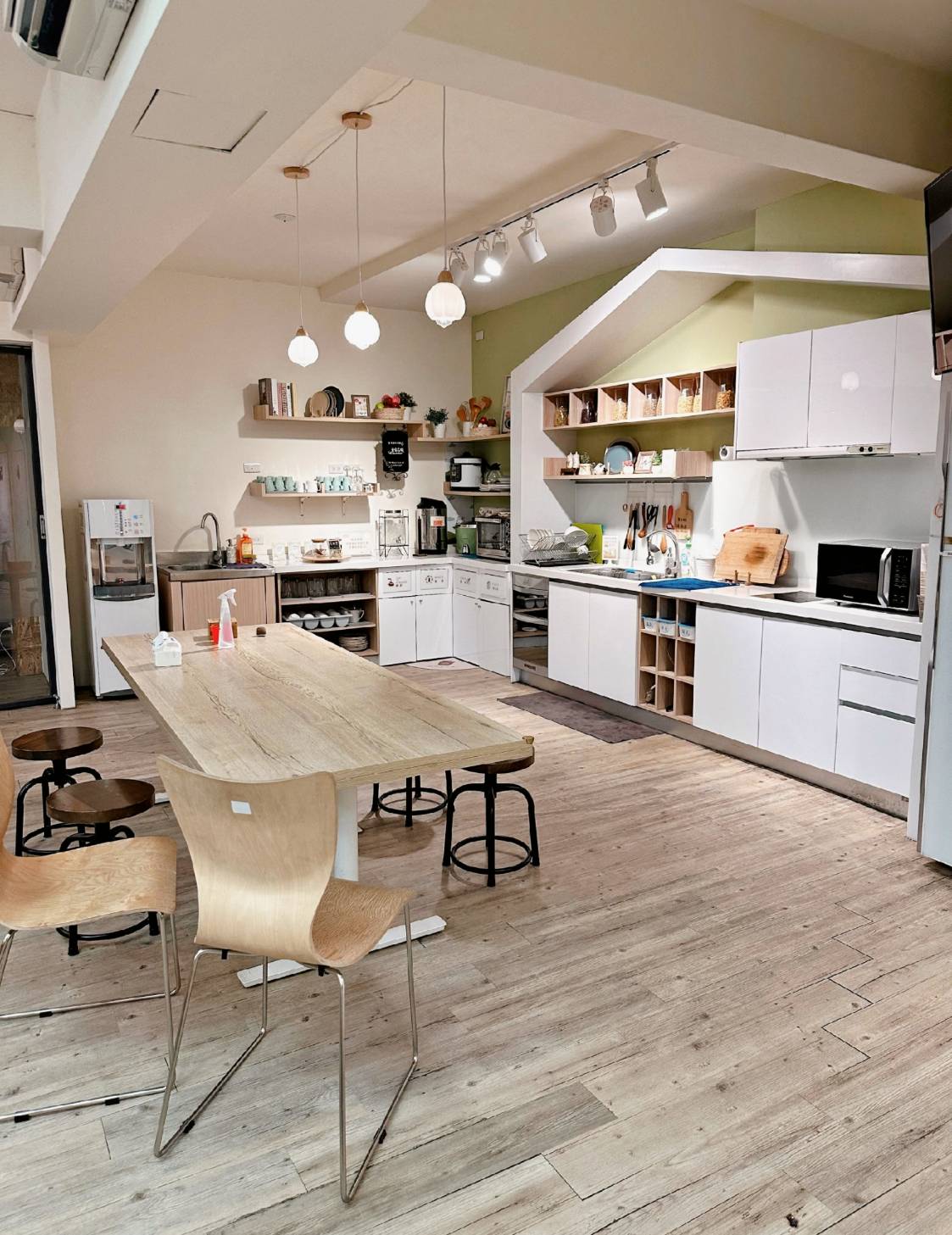 台中西屯區住宿推薦｜台中逢甲住宿．葉綠宿旅館Green Hotel｜二訪入住精緻雙人客房，有對外窗採光充足，公共空間綠意共鳴，距離逢甲夜市步行不到5分鐘，吃喝玩樂生活機能方便之逢甲葉綠宿旅館入住心得分享！