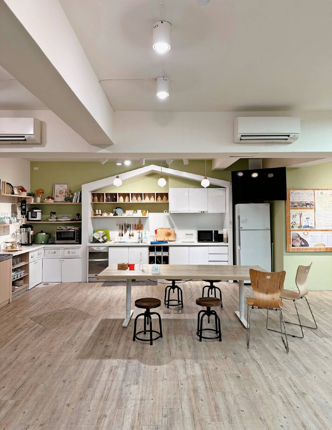 台中西屯區住宿推薦｜台中逢甲住宿．葉綠宿旅館Green Hotel｜二訪入住精緻雙人客房，有對外窗採光充足，公共空間綠意共鳴，距離逢甲夜市步行不到5分鐘，吃喝玩樂生活機能方便之逢甲葉綠宿旅館入住心得分享！