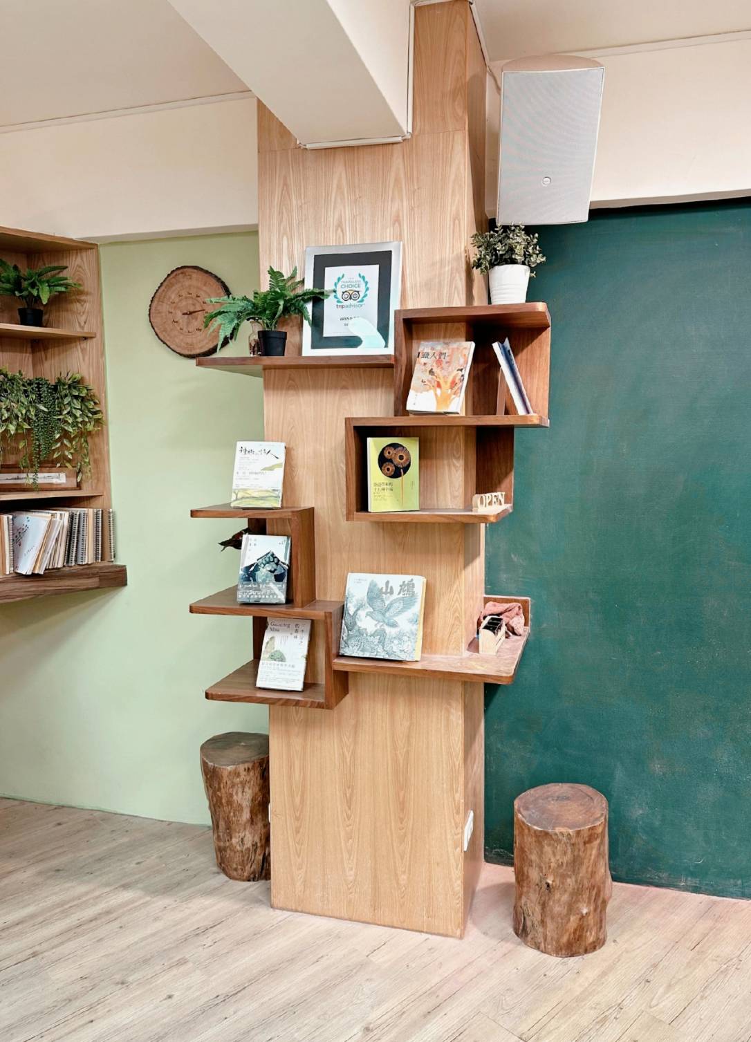 台中西屯區住宿推薦｜台中逢甲住宿．葉綠宿旅館Green Hotel｜二訪入住精緻雙人客房，有對外窗採光充足，公共空間綠意共鳴，距離逢甲夜市步行不到5分鐘，吃喝玩樂生活機能方便之逢甲葉綠宿旅館入住心得分享！