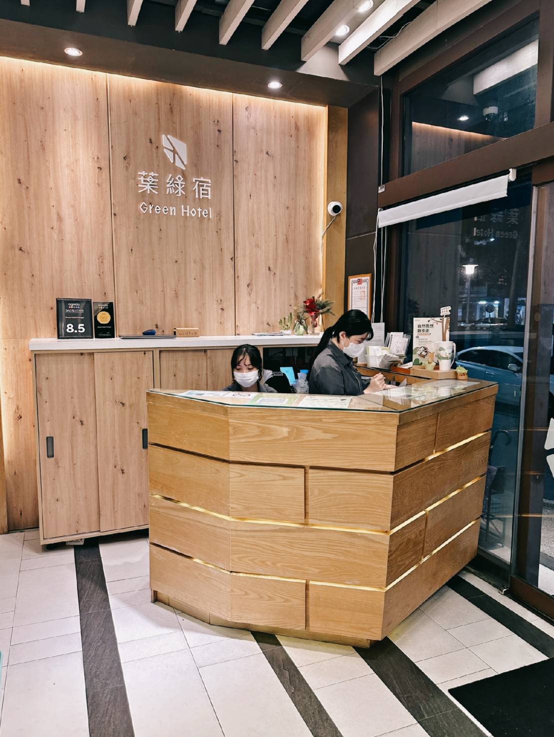 台中西屯區住宿推薦｜台中逢甲住宿．葉綠宿旅館Green Hotel｜二訪入住精緻雙人客房，有對外窗採光充足，公共空間綠意共鳴，距離逢甲夜市步行不到5分鐘，吃喝玩樂生活機能方便之逢甲葉綠宿旅館入住心得分享！