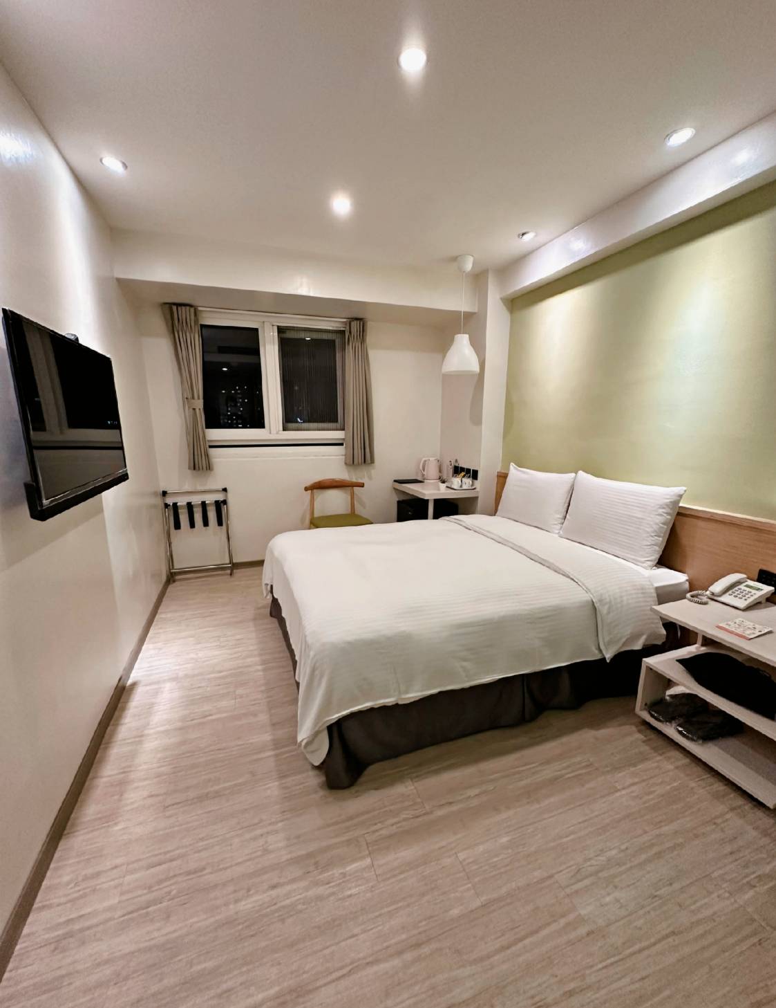 台中西屯區住宿推薦｜台中逢甲住宿．葉綠宿旅館Green Hotel｜二訪入住精緻雙人客房，有對外窗採光充足，公共空間綠意共鳴，距離逢甲夜市步行不到5分鐘，吃喝玩樂生活機能方便之逢甲葉綠宿旅館入住心得分享！