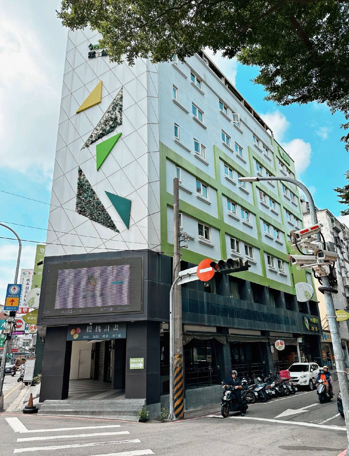 台中西屯區住宿推薦｜台中逢甲住宿．葉綠宿旅館Green Hotel｜二訪入住精緻雙人客房，有對外窗採光充足，公共空間綠意共鳴，距離逢甲夜市步行不到5分鐘，吃喝玩樂生活機能方便之逢甲葉綠宿旅館入住心得分享！