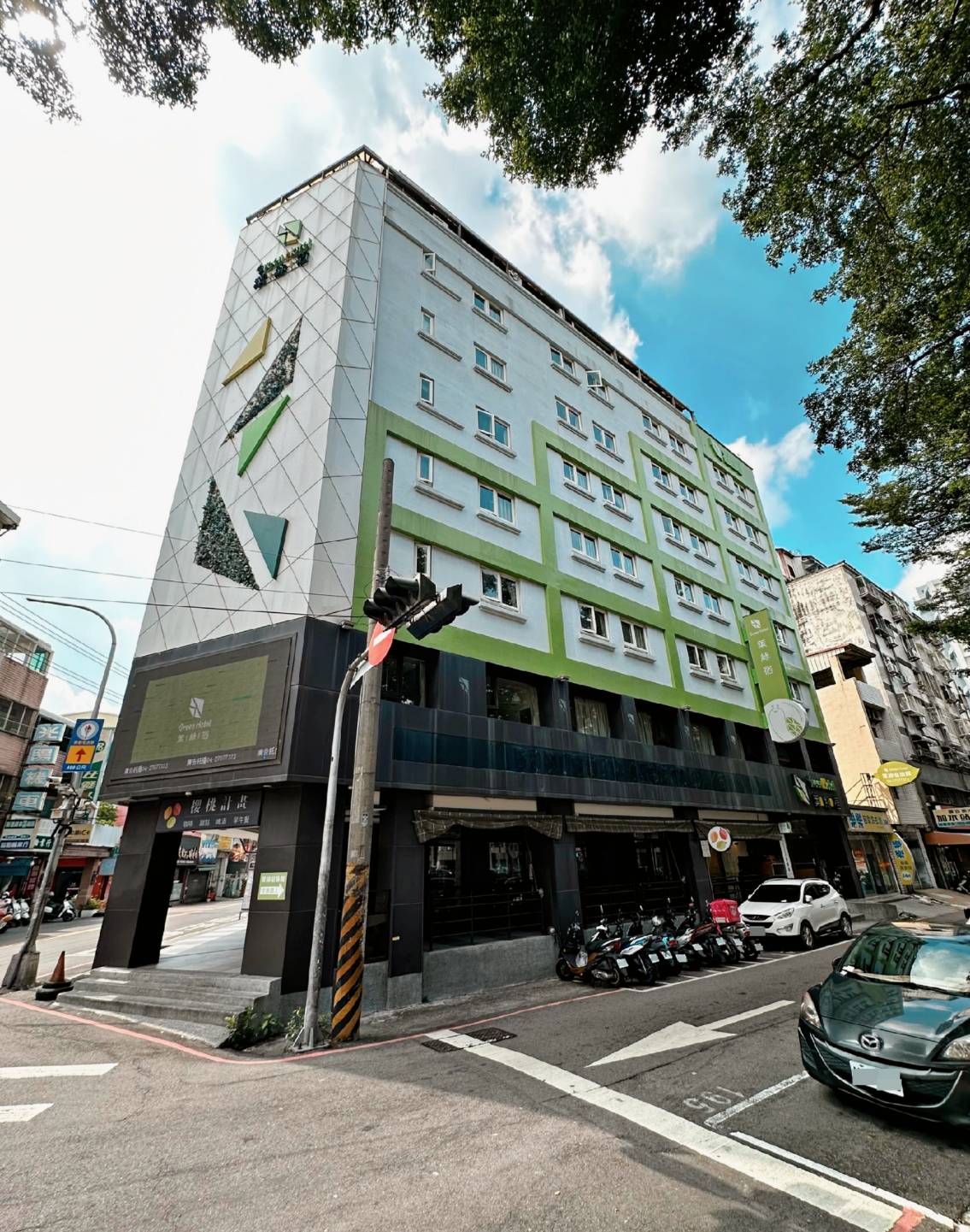 台中西屯區住宿推薦｜台中逢甲住宿．葉綠宿旅館Green Hotel｜二訪入住精緻雙人客房，有對外窗採光充足，公共空間綠意共鳴，距離逢甲夜市步行不到5分鐘，吃喝玩樂生活機能方便之逢甲葉綠宿旅館入住心得分享！