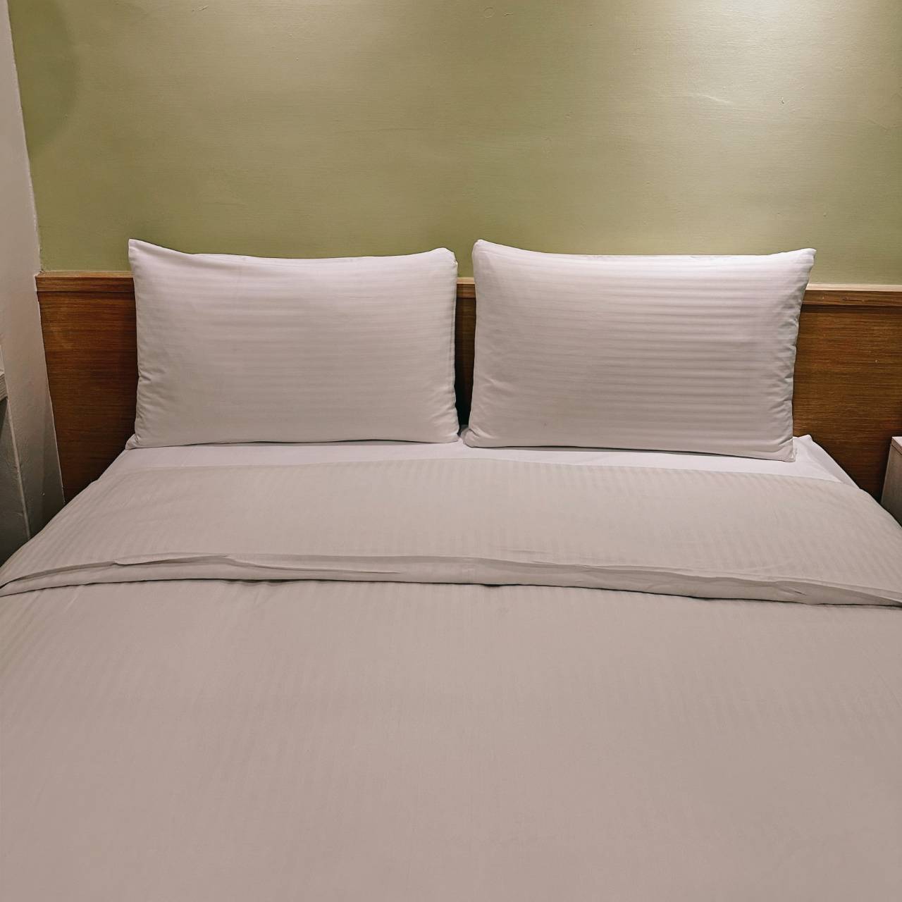 台中西屯區住宿推薦｜台中逢甲住宿．葉綠宿旅館Green Hotel｜二訪入住精緻雙人客房，有對外窗採光充足，公共空間綠意共鳴，距離逢甲夜市步行不到5分鐘，吃喝玩樂生活機能方便之逢甲葉綠宿旅館入住心得分享！