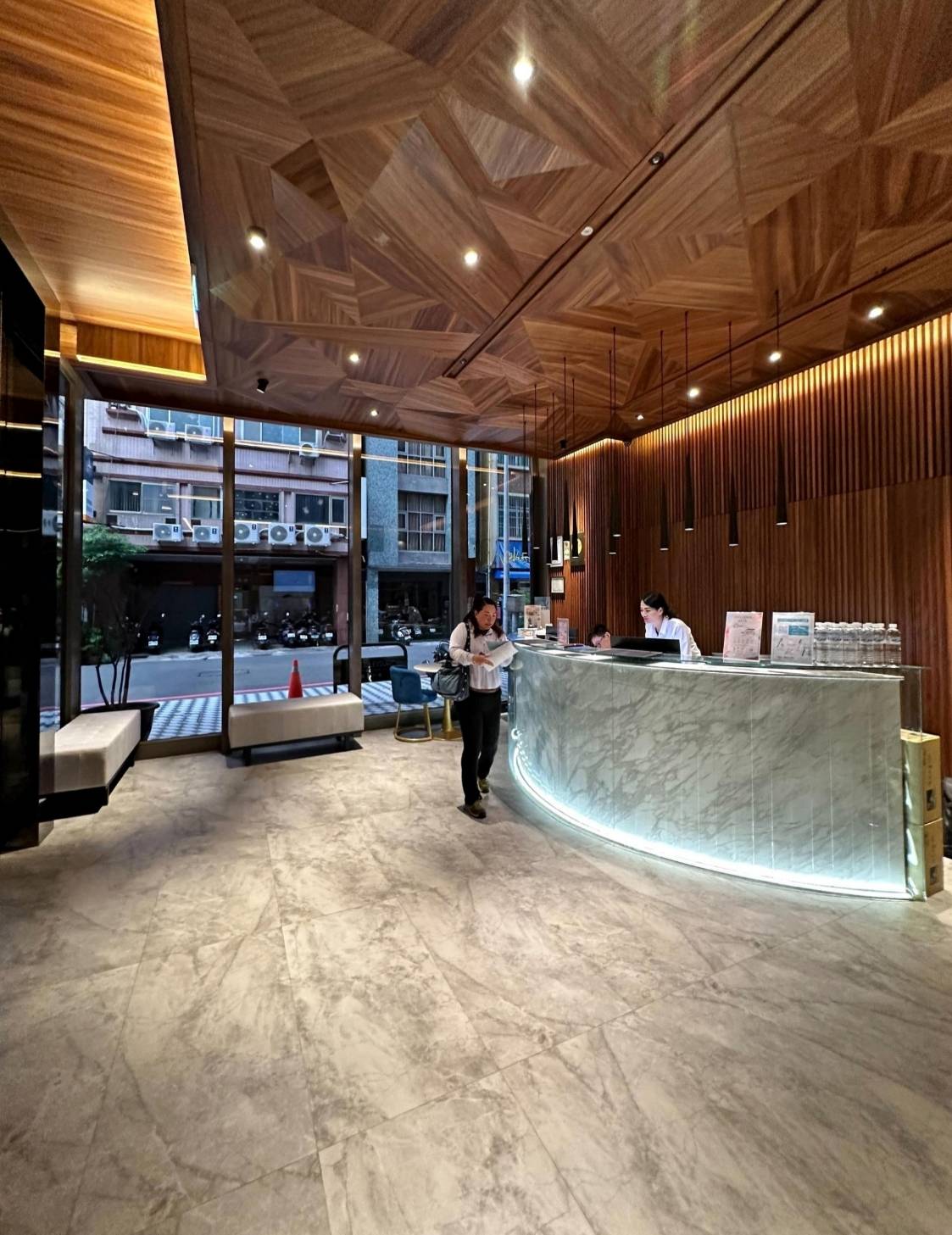 高雄市前金區住宿推薦｜高雄行旅 Hotel Leisure Kaohsiung｜高雄捷運前金站步行1分鐘，吃喝玩樂生活機能方便，盡享悠然愜意休閒時光之高雄行旅入住心得分享！