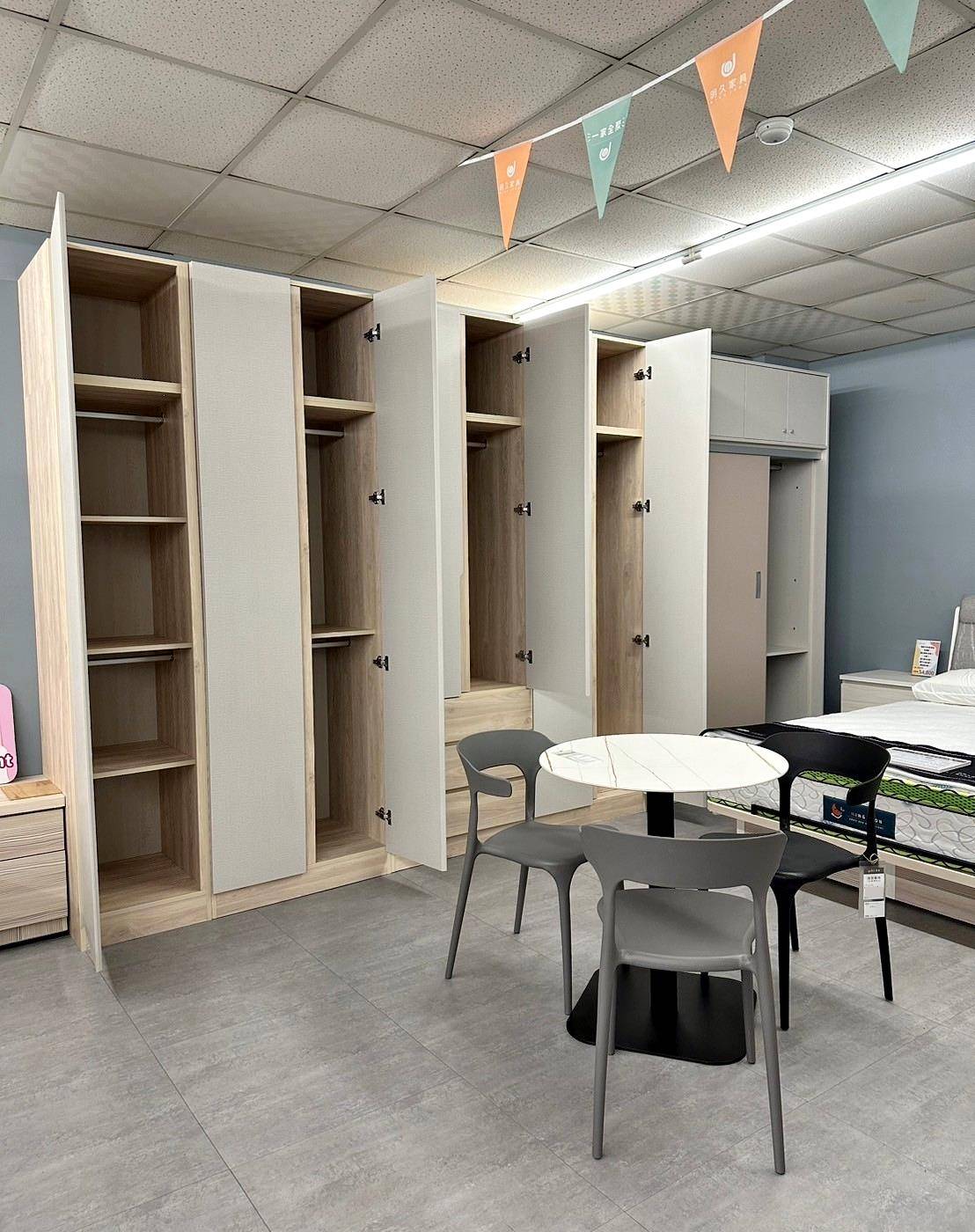 嘉義家具推薦｜明久家具嘉義旗艦店｜鄰近民雄火車站，台灣在地品牌，沙發、床墊工廠直營，價格親民、CP值高，客製化家具滿足客群需求！