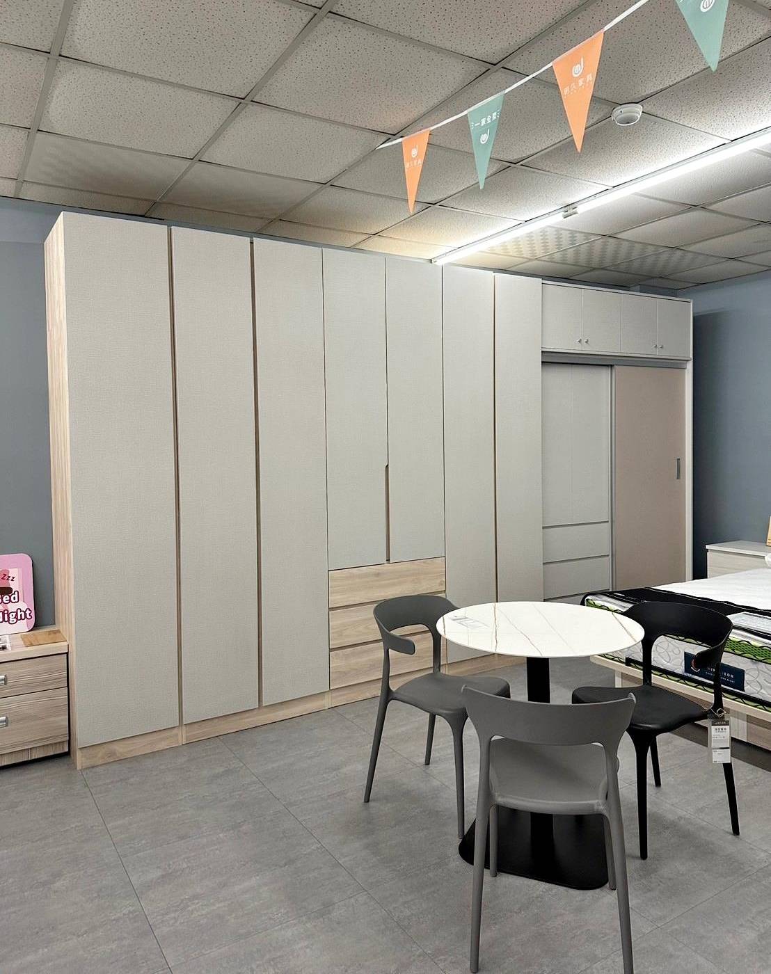 嘉義家具推薦｜明久家具嘉義旗艦店｜鄰近民雄火車站，台灣在地品牌，沙發、床墊工廠直營，價格親民、CP值高，客製化家具滿足客群需求！