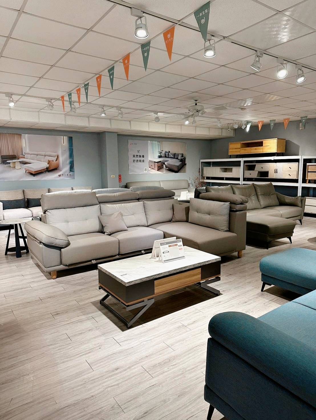 嘉義家具推薦｜明久家具嘉義旗艦店｜鄰近民雄火車站，台灣在地品牌，沙發、床墊工廠直營，價格親民、CP值高，客製化家具滿足客群需求！