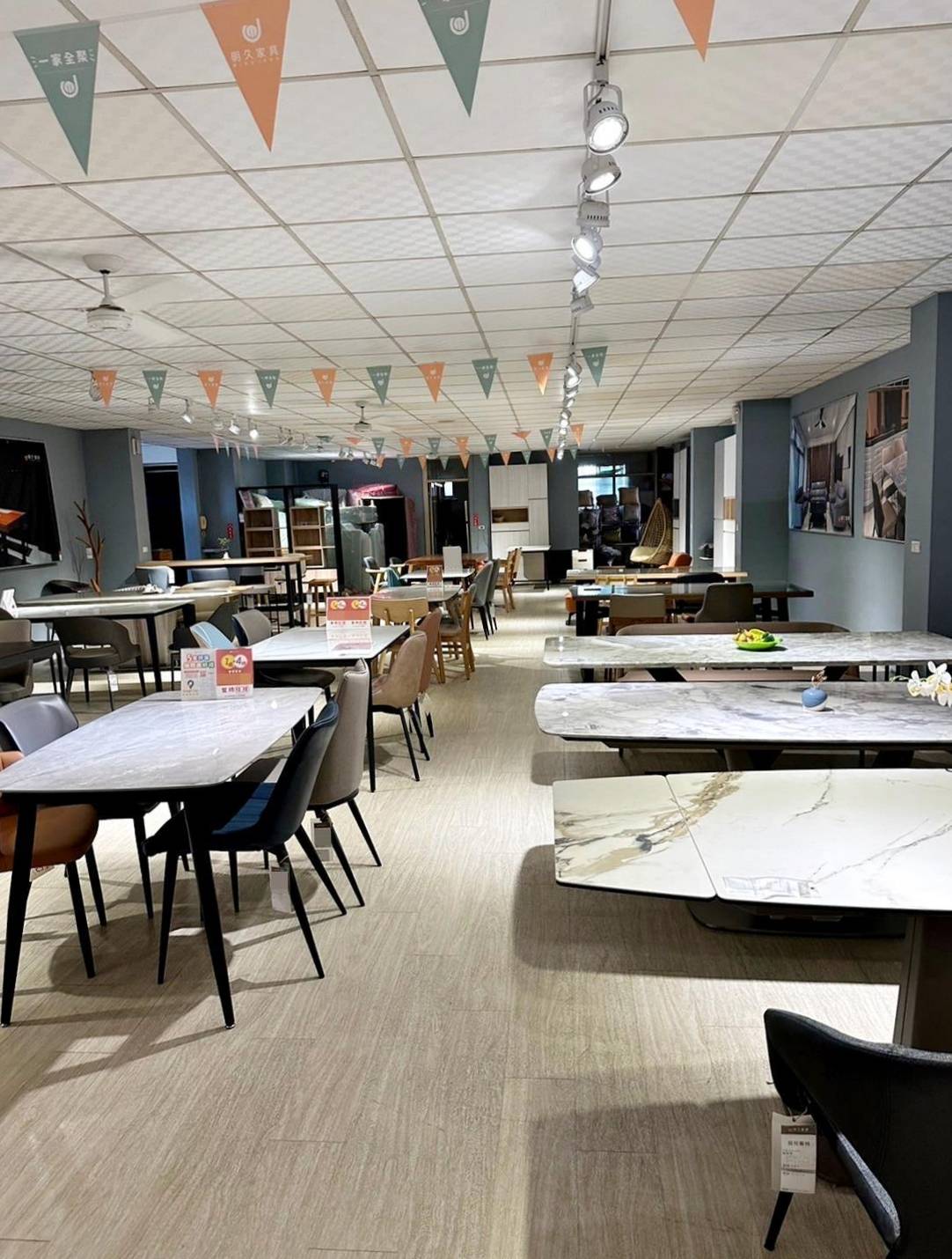 嘉義家具推薦｜明久家具嘉義旗艦店｜鄰近民雄火車站，台灣在地品牌，沙發、床墊工廠直營，價格親民、CP值高，客製化家具滿足客群需求！