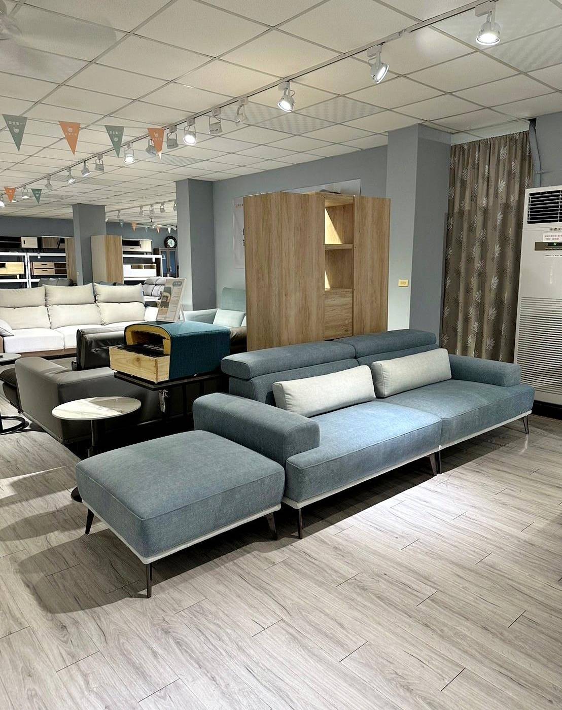 嘉義家具推薦｜明久家具嘉義旗艦店｜鄰近民雄火車站，台灣在地品牌，沙發、床墊工廠直營，價格親民、CP值高，客製化家具滿足客群需求！