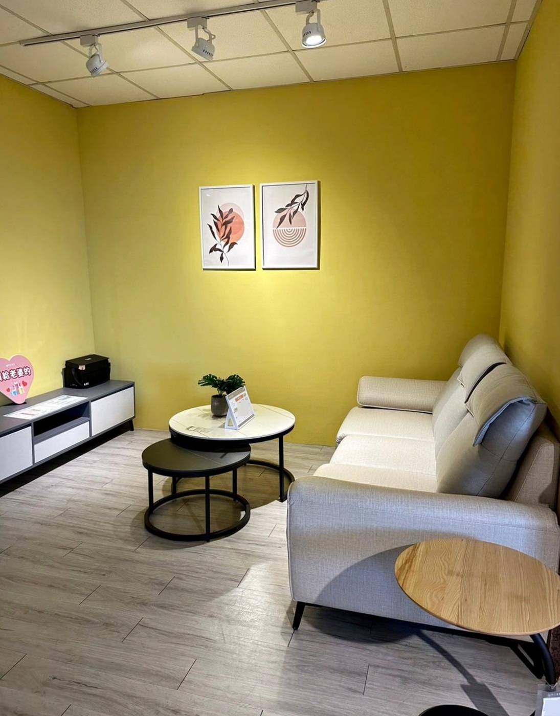 嘉義家具推薦｜明久家具嘉義旗艦店｜鄰近民雄火車站，台灣在地品牌，沙發、床墊工廠直營，價格親民、CP值高，客製化家具滿足客群需求！