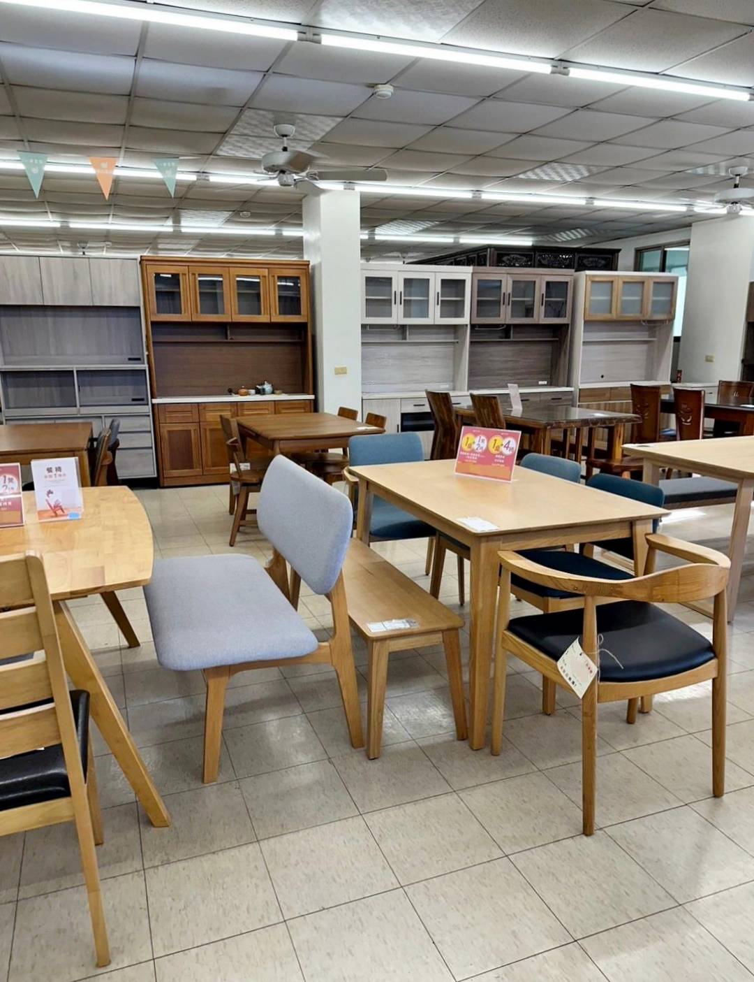 嘉義家具推薦｜明久家具嘉義旗艦店｜鄰近民雄火車站，台灣在地品牌，沙發、床墊工廠直營，價格親民、CP值高，客製化家具滿足客群需求！