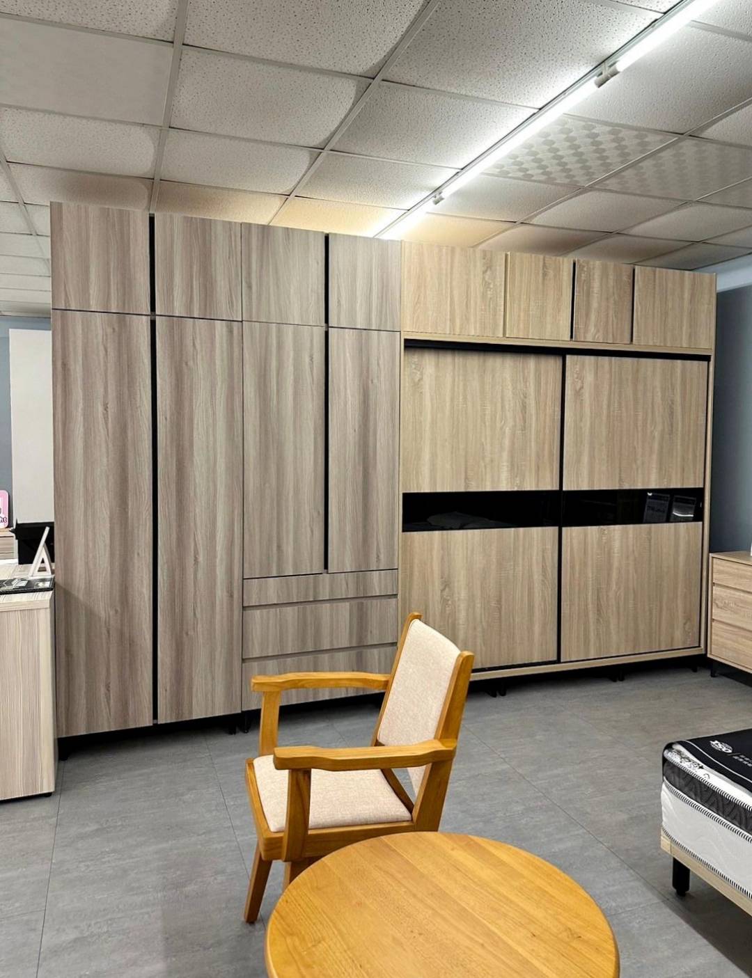 嘉義家具推薦｜明久家具嘉義旗艦店｜鄰近民雄火車站，台灣在地品牌，沙發、床墊工廠直營，價格親民、CP值高，客製化家具滿足客群需求！