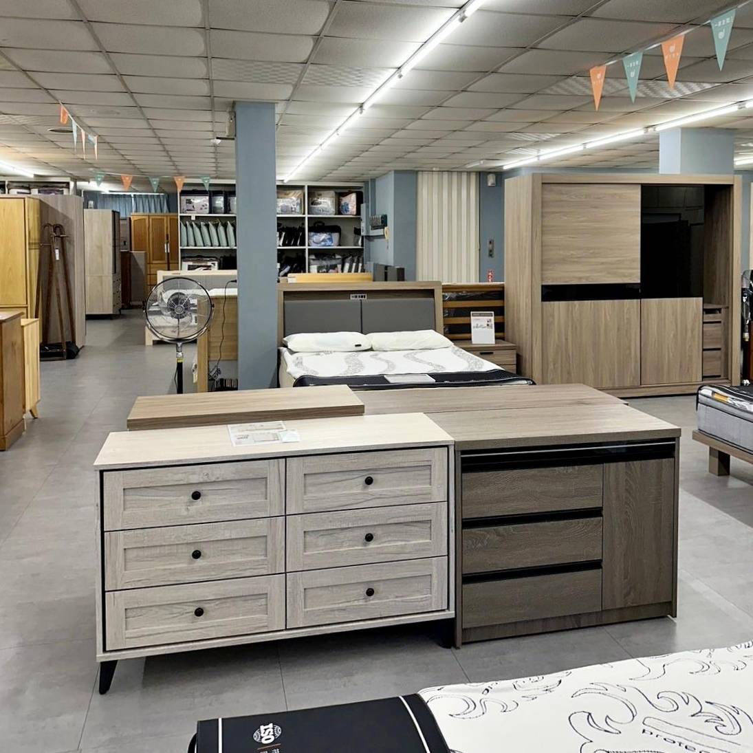 嘉義家具推薦｜明久家具嘉義旗艦店｜鄰近民雄火車站，台灣在地品牌，沙發、床墊工廠直營，價格親民、CP值高，客製化家具滿足客群需求！