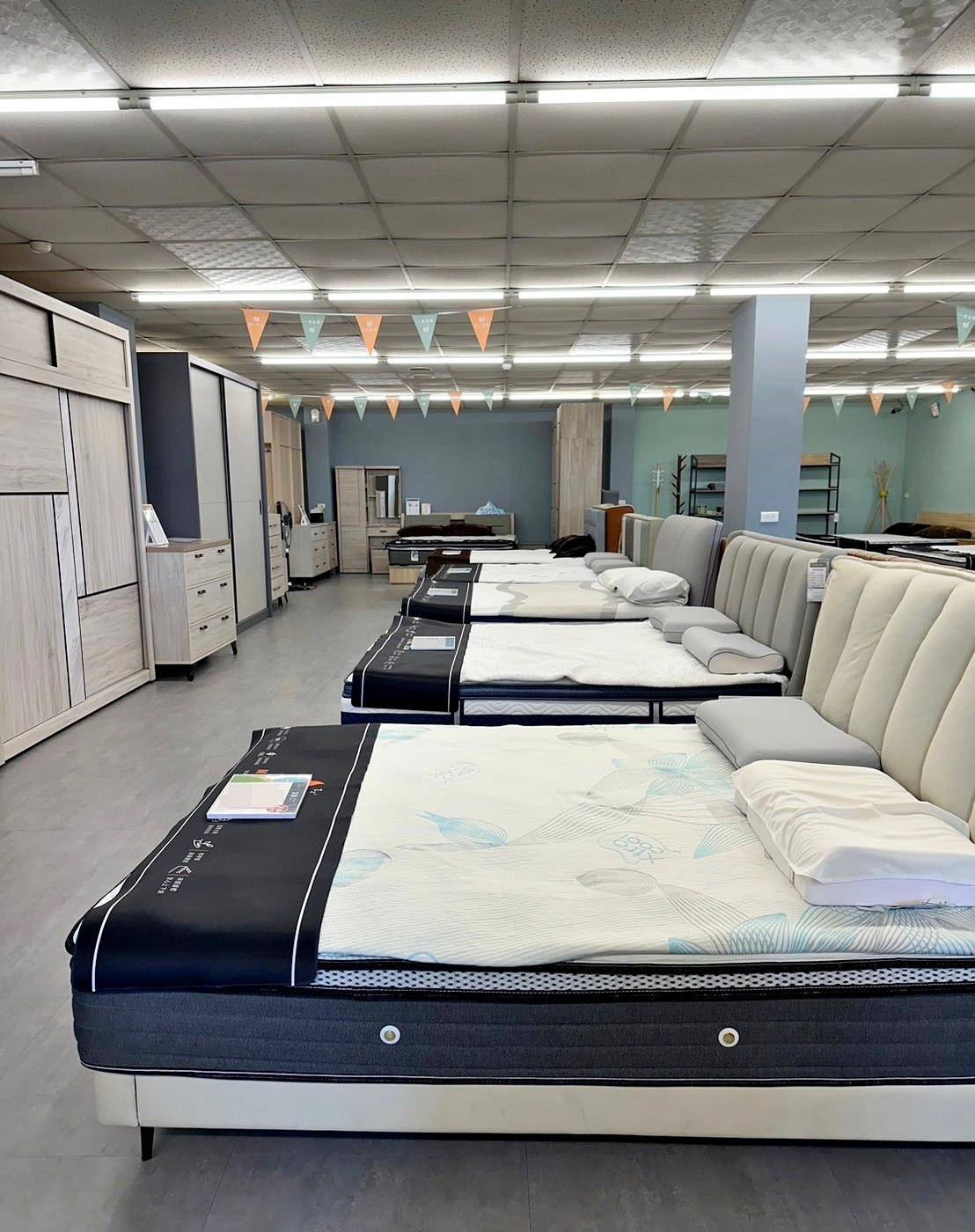 嘉義家具推薦｜明久家具嘉義旗艦店｜鄰近民雄火車站，台灣在地品牌，沙發、床墊工廠直營，價格親民、CP值高，客製化家具滿足客群需求！