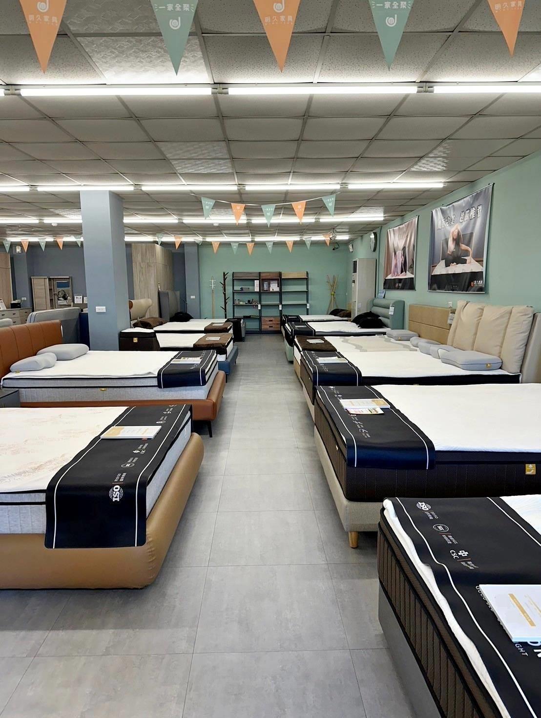 嘉義家具推薦｜明久家具嘉義旗艦店｜鄰近民雄火車站，台灣在地品牌，沙發、床墊工廠直營，價格親民、CP值高，客製化家具滿足客群需求！