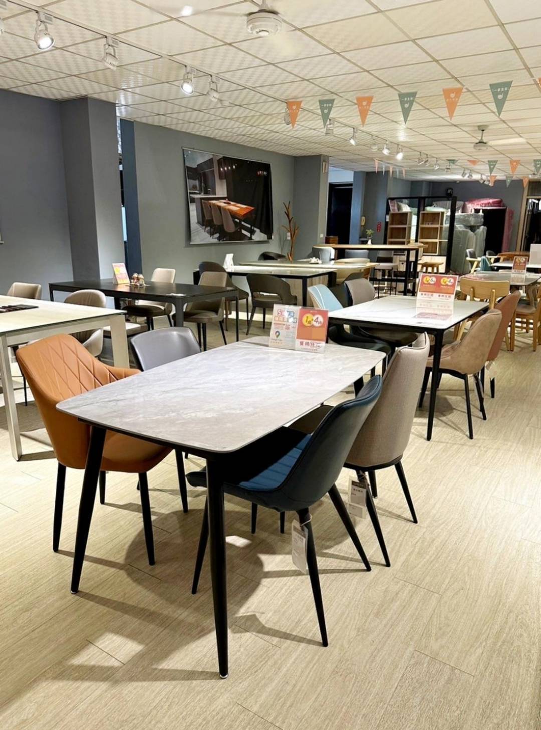 嘉義家具推薦｜明久家具嘉義旗艦店｜鄰近民雄火車站，台灣在地品牌，沙發、床墊工廠直營，價格親民、CP值高，客製化家具滿足客群需求！