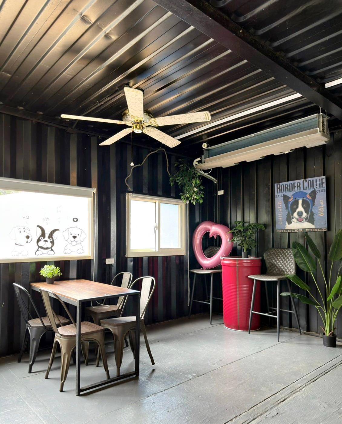 台中寵物聚會包場推薦｜台中市南屯區動物空間Animal Space寵物友善餐廳｜毛孩專屬戲水泳池、大片草皮開心奔跑、精緻美味輕食餐點，帶著毛小孩一起來玩樂！